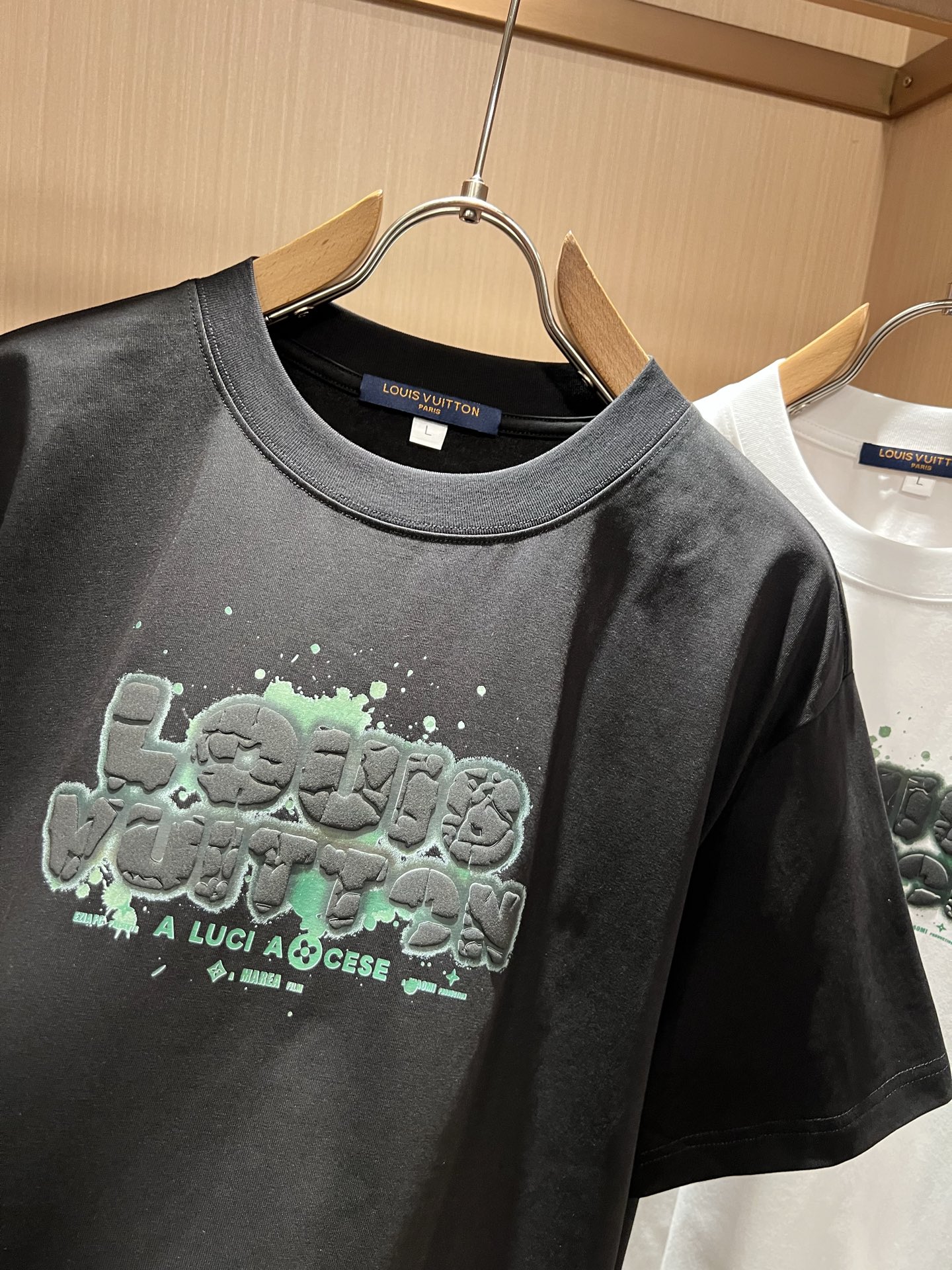 LouisVuitt*路易*登 2026春夏全新系列单品上线，非常时髦前卫的一款男女同款短袖T恤，标识logo图案印花修