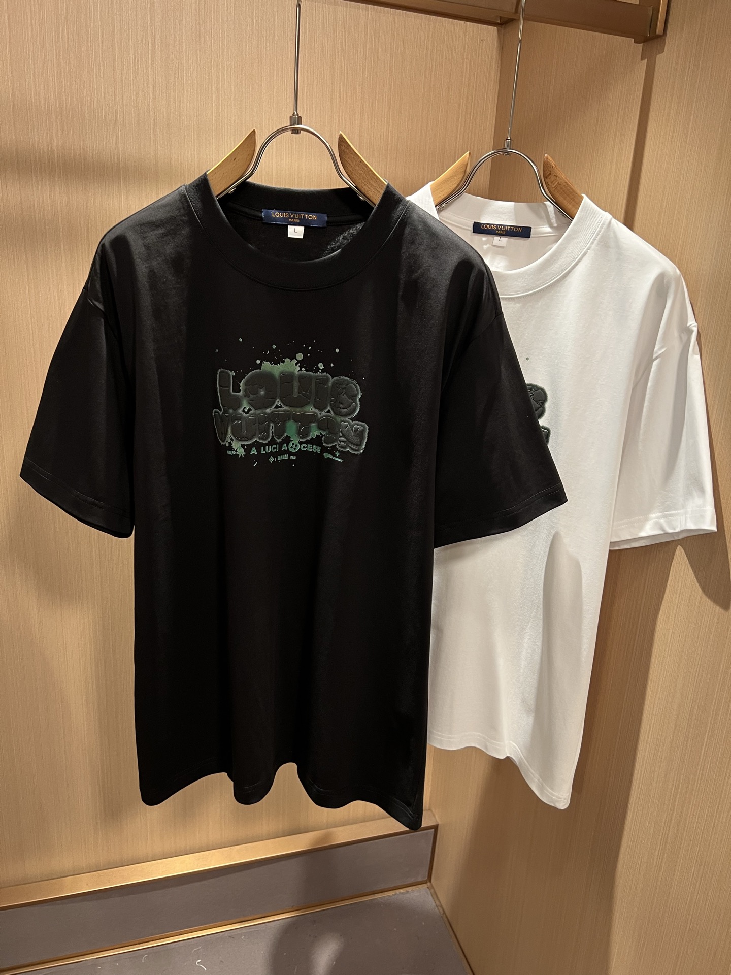 LouisVuitt*路易*登 2026春夏全新系列单品上线，非常时髦前卫的一款男女同款短袖T恤，标识logo图案印花修