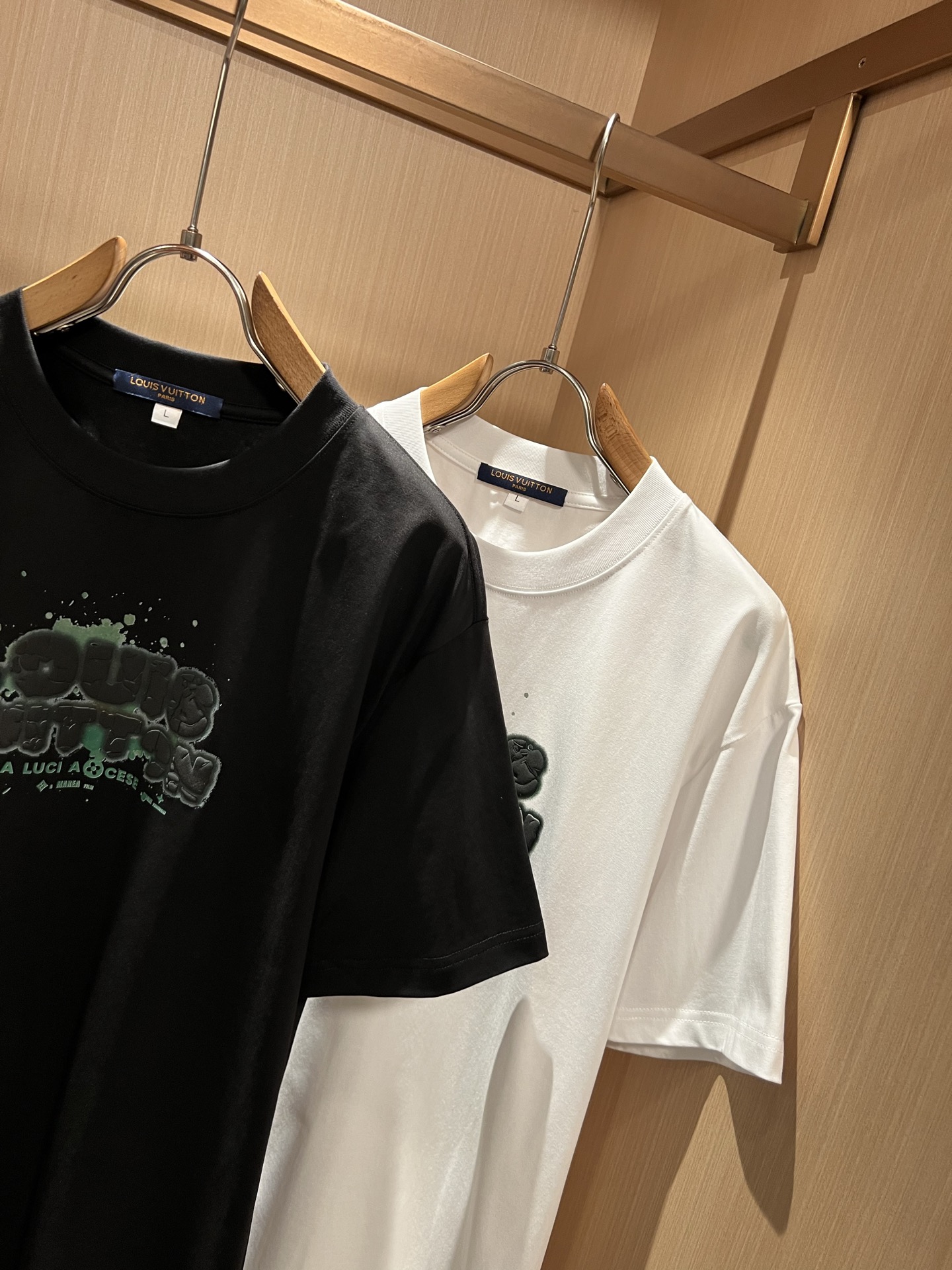 LouisVuitt*路易*登 2026春夏全新系列单品上线，非常时髦前卫的一款男女同款短袖T恤，标识logo图案印花修