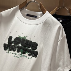 LouisVuitt*路易*登 2026春夏全新系列单品上线,非常时髦前卫的一款男女同款短袖T恤,标识logo图案印花修 LouisVuitt*路易*登 2026春夏全新系列单品上线,非常时髦前卫的一款男女同款短袖T恤,标识logo图案印花修