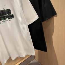 LouisVuitt*路易*登 2026春夏全新系列单品上线,非常时髦前卫的一款男女同款短袖T恤,标识logo图案印花修 LouisVuitt*路易*登 2026春夏全新系列单品上线,非常时髦前卫的一款男女同款短袖T恤,标识logo图案印花修