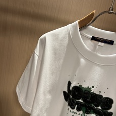LouisVuitt*路易*登 2026春夏全新系列单品上线,非常时髦前卫的一款男女同款短袖T恤,标识logo图案印花修 LouisVuitt*路易*登 2026春夏全新系列单品上线,非常时髦前卫的一款男女同款短袖T恤,标识logo图案印花修