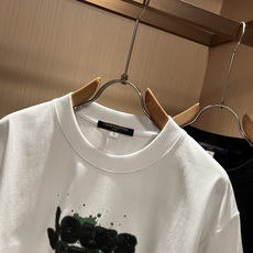 LouisVuitt*路易*登 2026春夏全新系列单品上线,非常时髦前卫的一款男女同款短袖T恤,标识logo图案印花修 LouisVuitt*路易*登 2026春夏全新系列单品上线,非常时髦前卫的一款男女同款短袖T恤,标识logo图案印花修