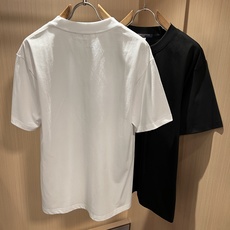 LouisVuitt*路易*登 2026春夏全新系列单品上线,非常时髦前卫的一款男女同款短袖T恤,标识logo图案印花修 LouisVuitt*路易*登 2026春夏全新系列单品上线,非常时髦前卫的一款男女同款短袖T恤,标识logo图案印花修