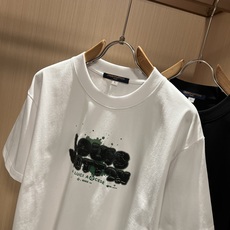LouisVuitt*路易*登 2026春夏全新系列单品上线,非常时髦前卫的一款男女同款短袖T恤,标识logo图案印花修 LouisVuitt*路易*登 2026春夏全新系列单品上线,非常时髦前卫的一款男女同款短袖T恤,标识logo图案印花修