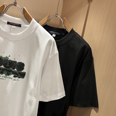 LouisVuitt*路易*登 2026春夏全新系列单品上线,非常时髦前卫的一款男女同款短袖T恤,标识logo图案印花修 LouisVuitt*路易*登 2026春夏全新系列单品上线,非常时髦前卫的一款男女同款短袖T恤,标识logo图案印花修