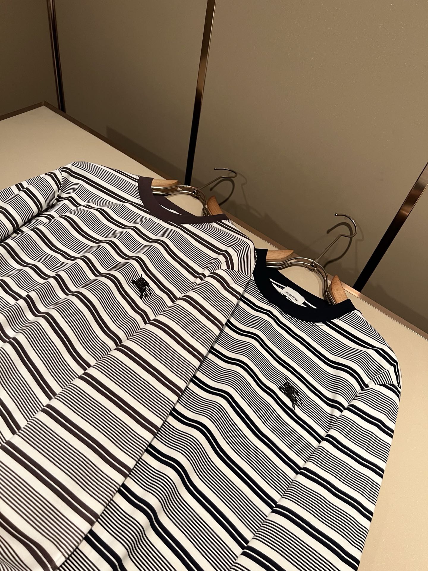 Bur*erry 巴*莉 2026秋冬新款男士长袖打底，品牌最新设计元素！既不单调也不复杂,恰到好处的展现品味！客供顶级