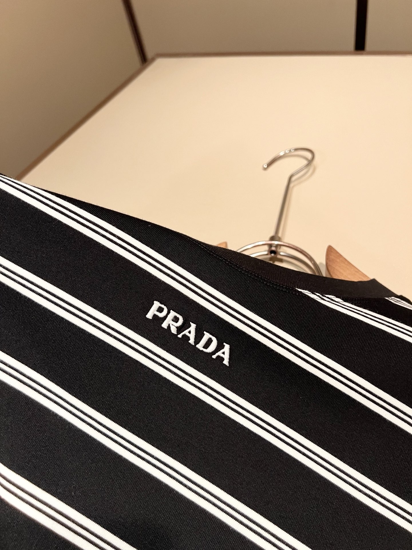 PRAD*A普*达2026秋冬新款男士长袖打底衫，最新款全网独家首上！！~既经典有时尚百搭，谁不爱啊，将经典再次展现，非