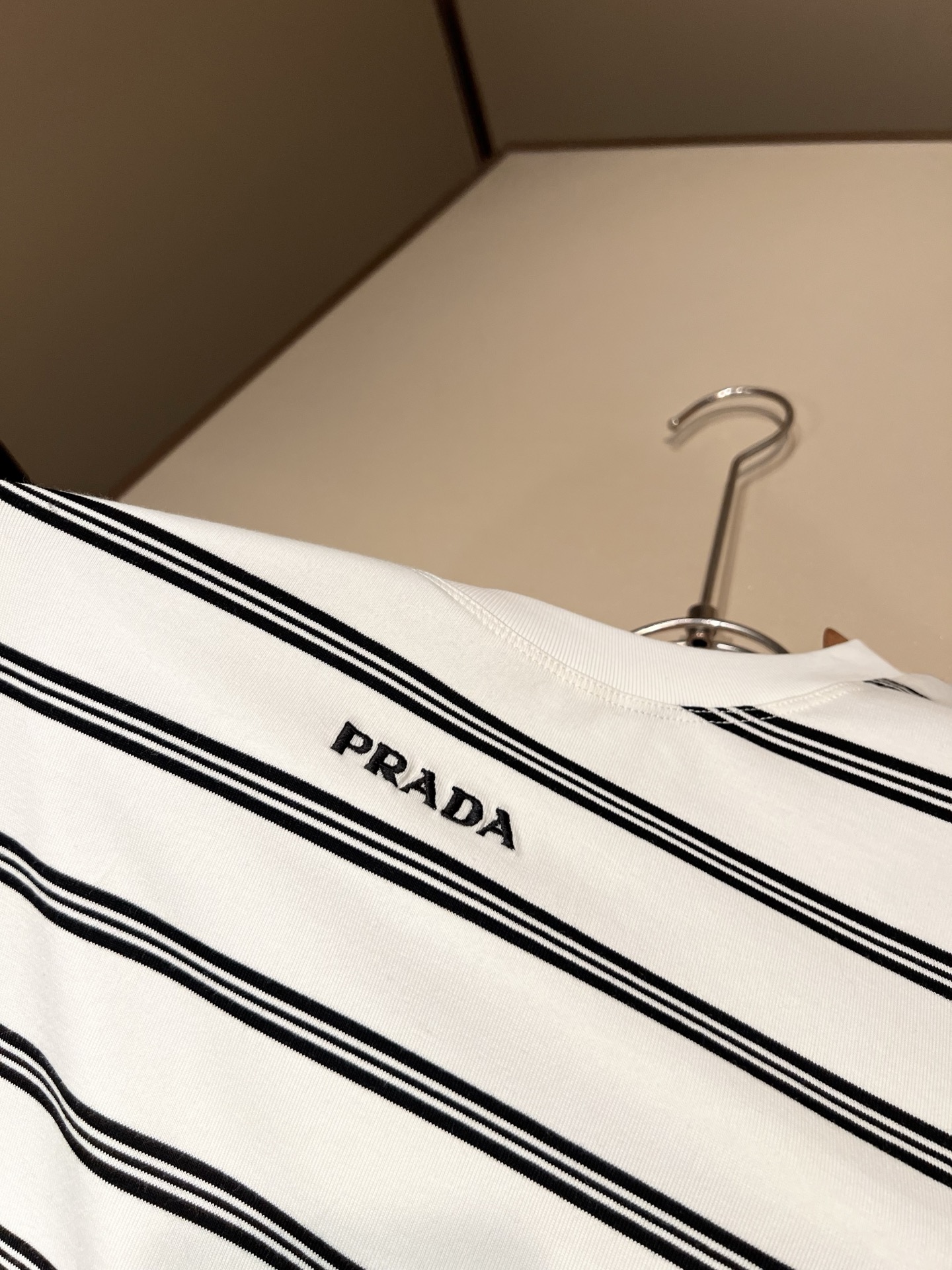 PRAD*A普*达2026秋冬新款男士长袖打底衫,最新款全网独家首上!!~既经典有时尚百搭,谁不爱啊,将经典再次展现,非 PRAD*A普*达2026秋冬新款男士长袖打底衫,最新款全网独家首上!!~既经典有时尚百搭,谁不爱啊,将经典再次展现,非