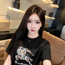 BURBER*Y巴*莉2026春夏新品男女同款👫短袖T恤,重磅来袭,最近比较火热的环保纯棉面料制作而成,高端户外运动休闲 BURBER*Y巴*莉2026春夏新品男女同款👫短袖T恤,重磅来袭,最近比较火热的环保纯棉面料制作而成,高端户外运动休闲