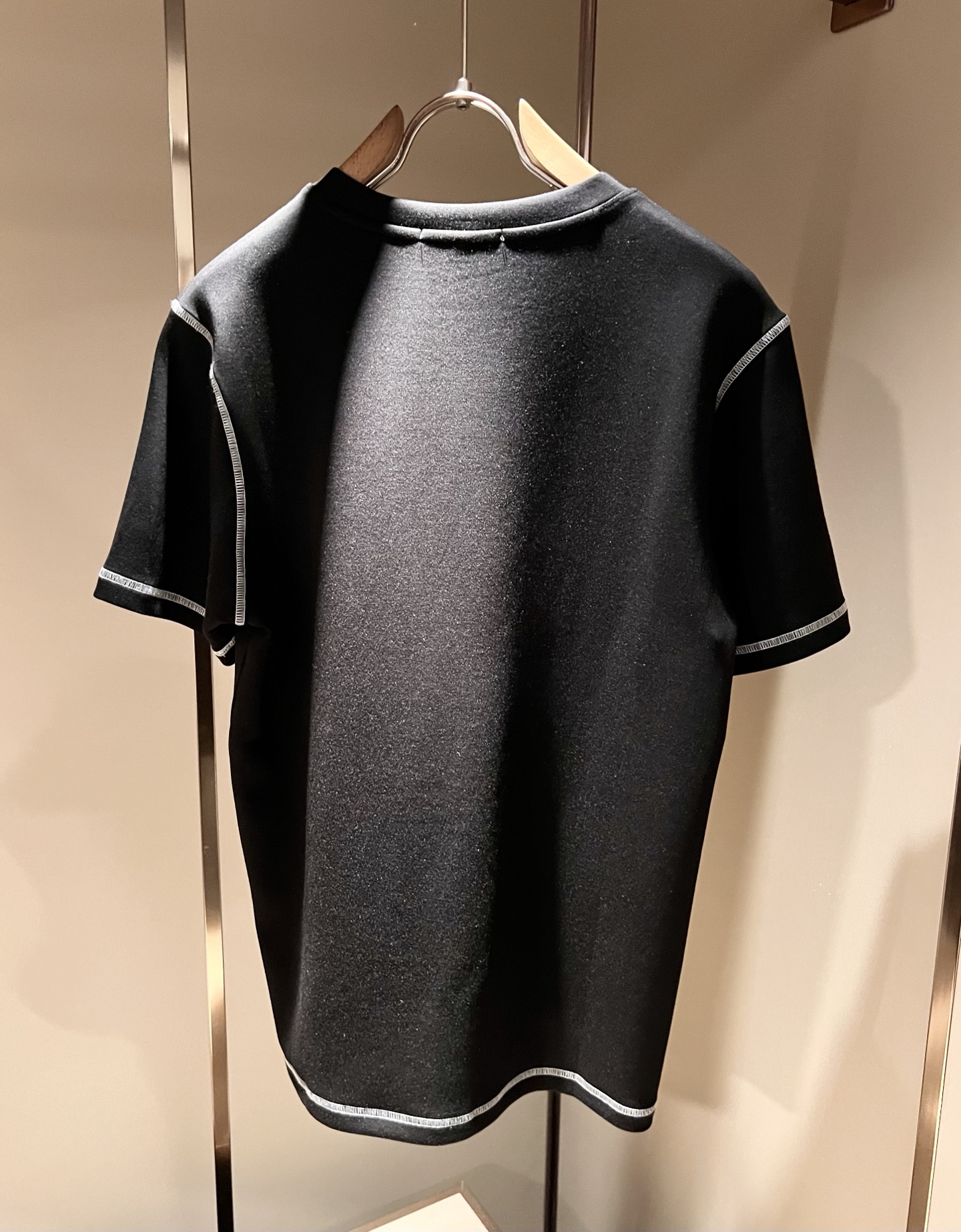PRAD*A普*达2026秋冬新款男女同款👫短袖打底衫，最新款全网独家首上！！~既经典有时尚百搭，谁不爱啊，将经典再次展