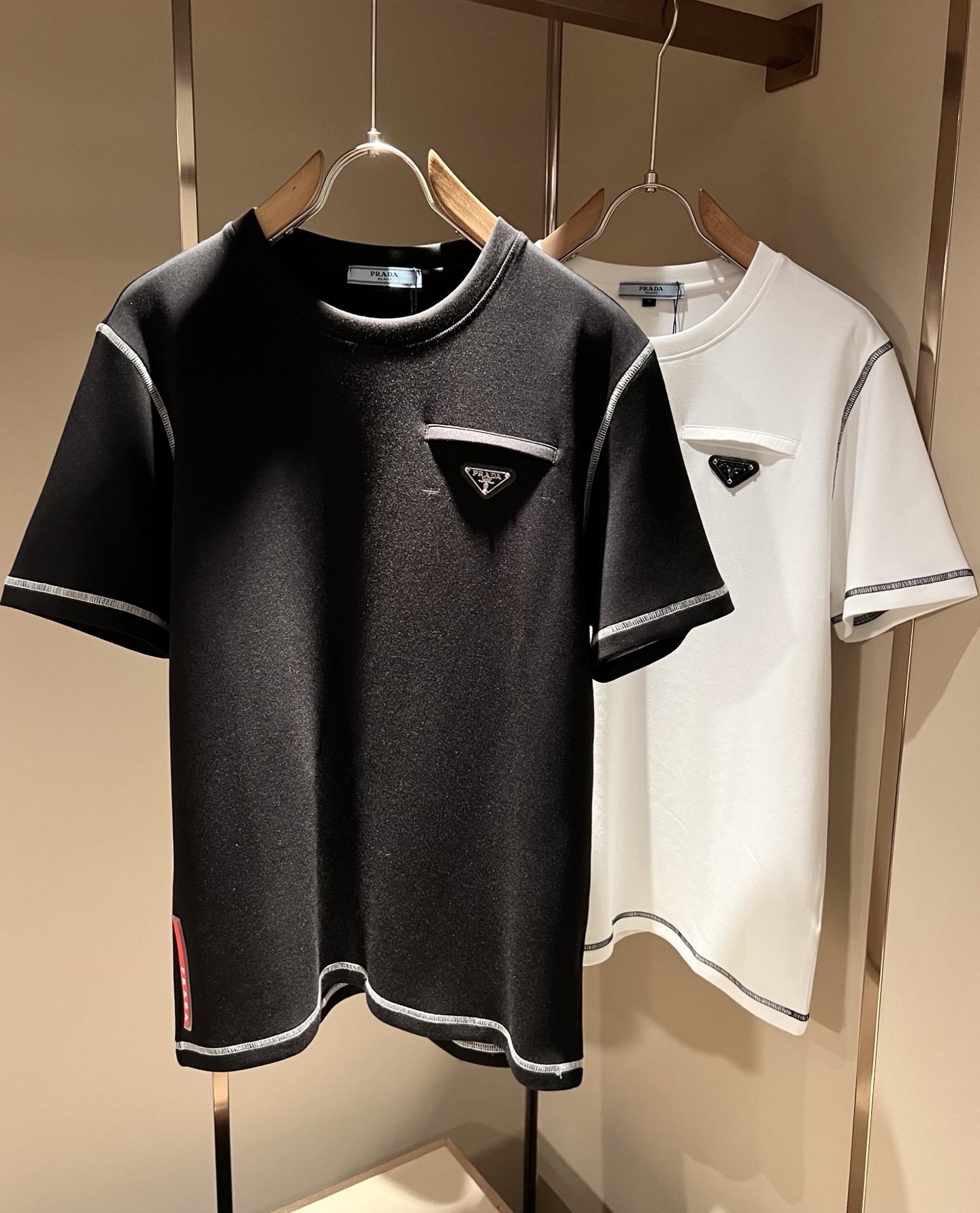 PRAD*A普*达2026秋冬新款男女同款👫短袖打底衫，最新款全网独家首上！！~既经典有时尚百搭，谁不爱啊，将经典再次展