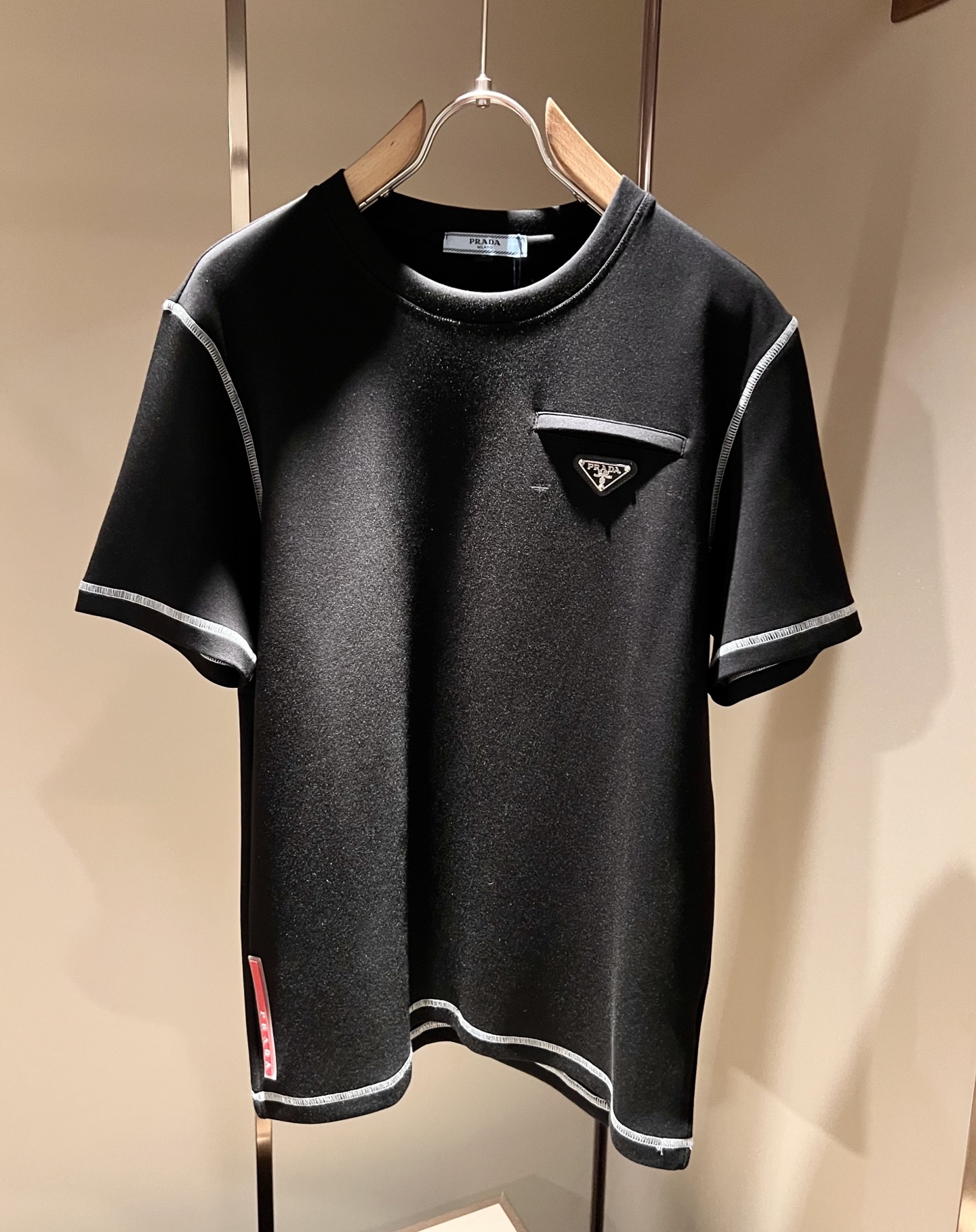 PRAD*A普*达2026秋冬新款男女同款👫短袖打底衫，最新款全网独家首上！！~既经典有时尚百搭，谁不爱啊，将经典再次展