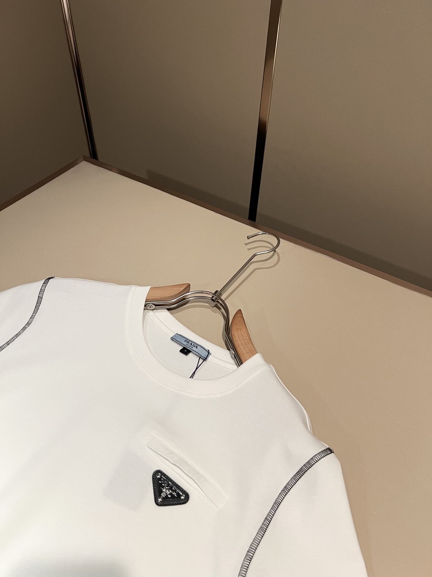 PRAD*A普*达2026秋冬新款男女同款👫短袖打底衫，最新款全网独家首上！！~既经典有时尚百搭，谁不爱啊，将经典再次展