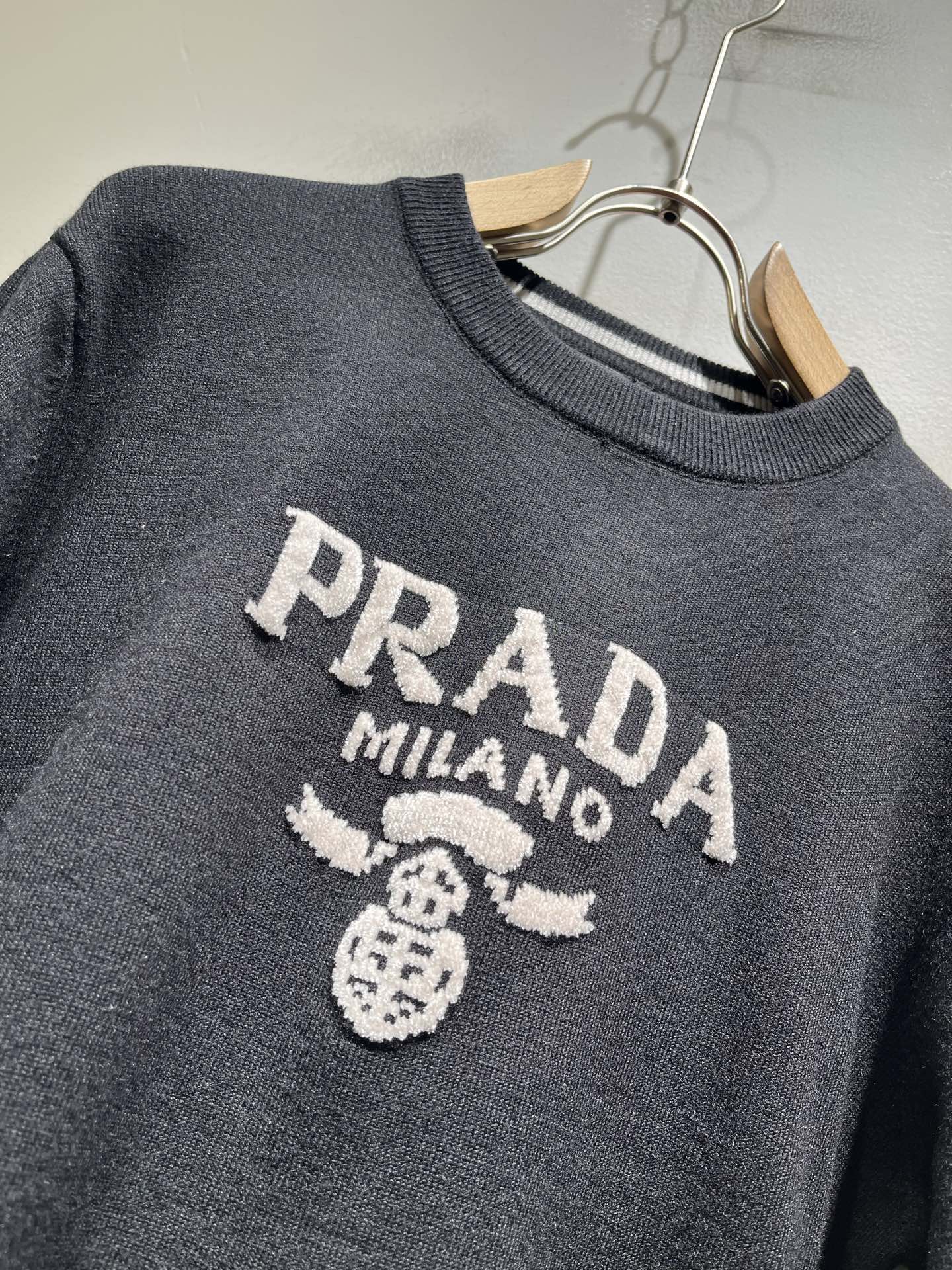 PRAD*A普*达2026秋冬新款男士针织羊毛衫，最新款全网独家首上！！~既经典有时尚百搭，谁不爱啊，将经典再次展现，非