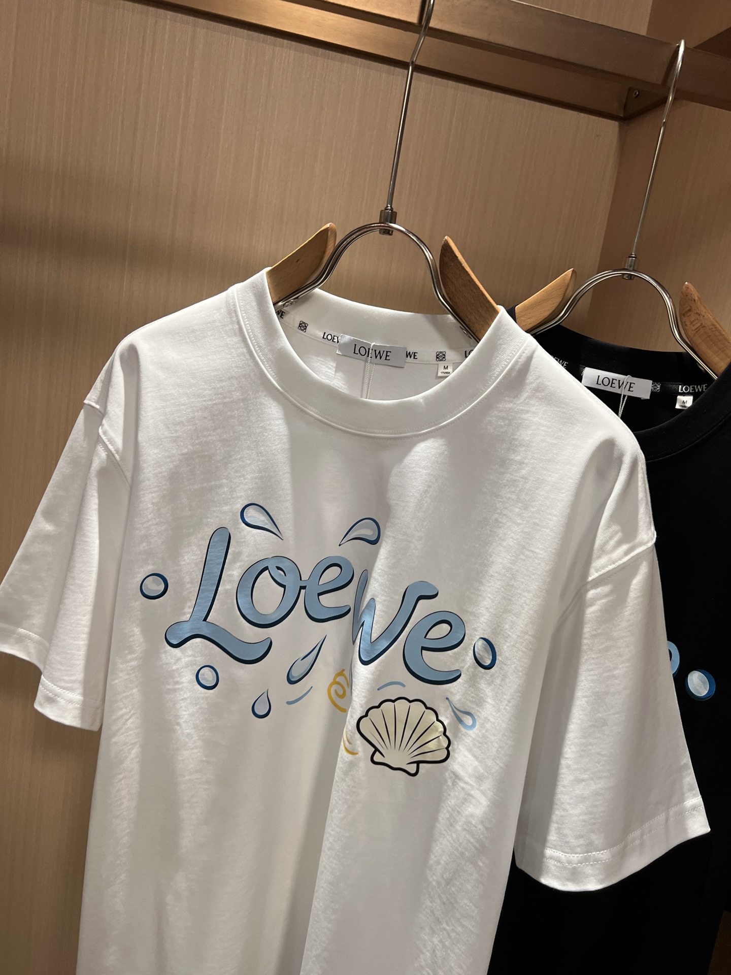 LOE*WE罗*威 2026春夏新款男女同款👫短袖T恤,意大利原厂订单渠道,极具个性高级风,标志logo图案印花工艺设计 LOE*WE罗*威 2026春夏新款男女同款👫短袖T恤,意大利原厂订单渠道,极具个性高级风,标志logo图案印花工艺设计