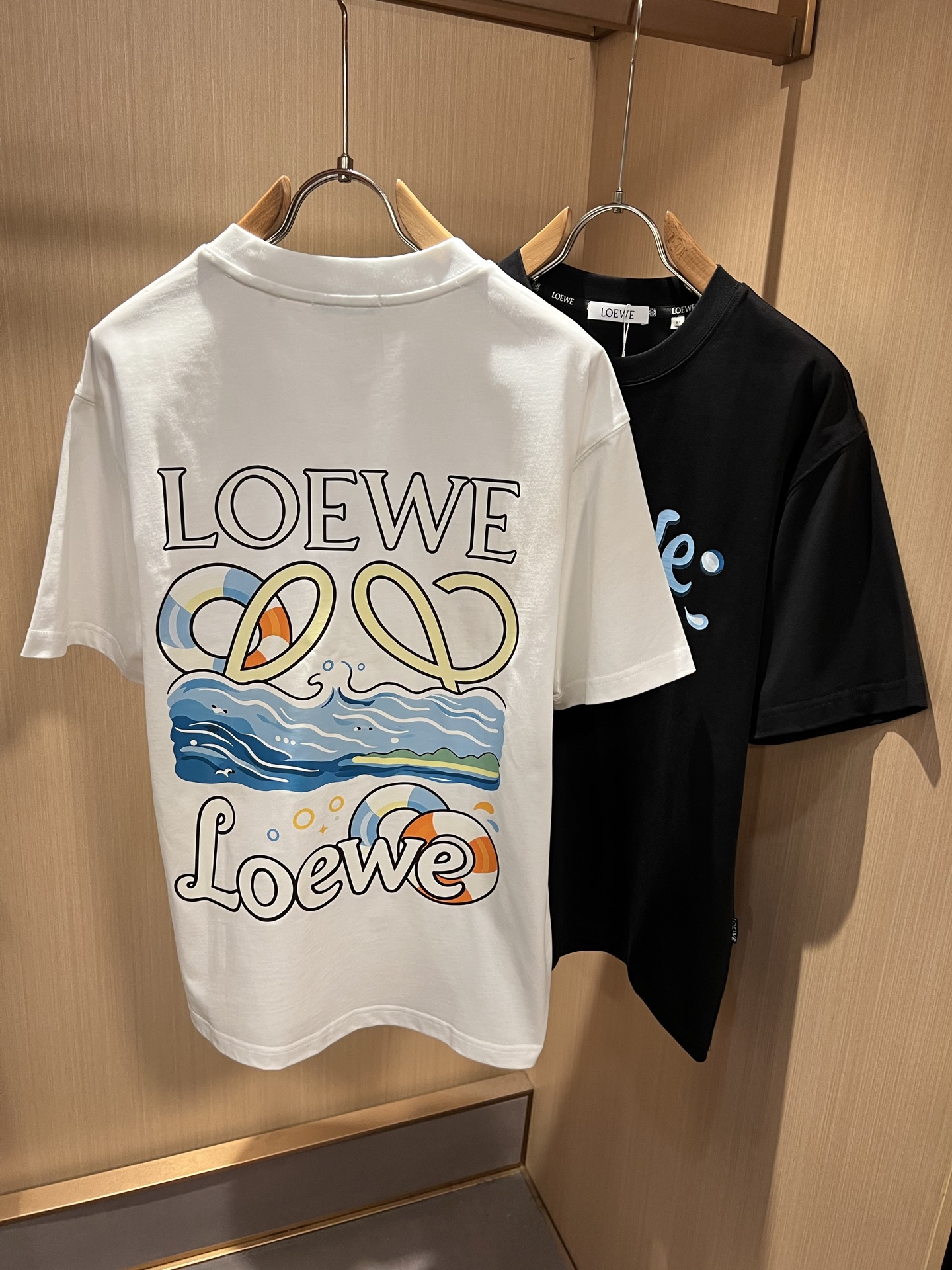 LOE*WE罗*威 2026春夏新款男女同款👫短袖T恤,意大利原厂订单渠道,极具个性高级风,标志logo图案印花工艺设计 LOE*WE罗*威 2026春夏新款男女同款👫短袖T恤,意大利原厂订单渠道,极具个性高级风,标志logo图案印花工艺设计