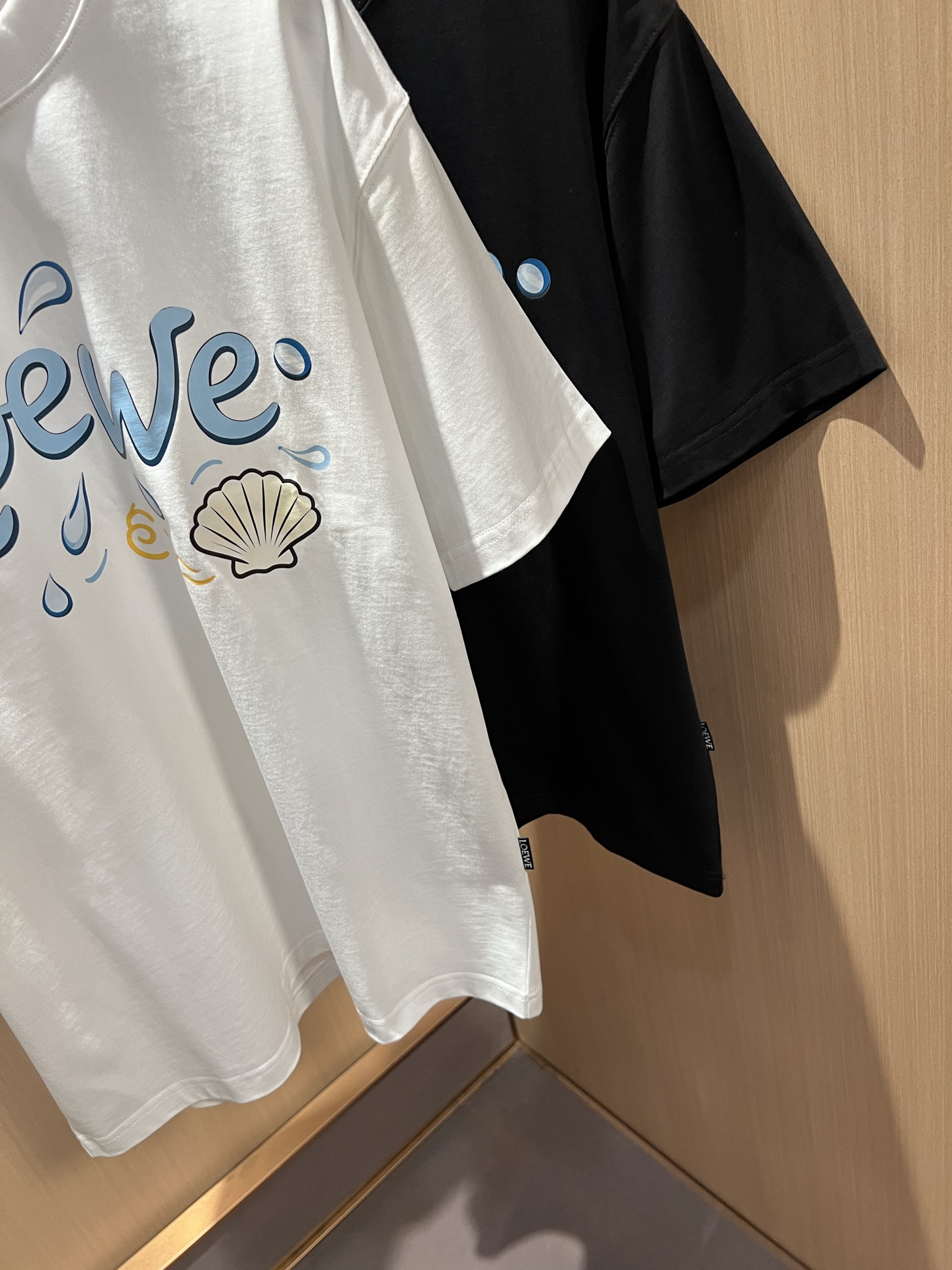 LOE*WE罗*威 2026春夏新款男女同款👫短袖T恤,意大利原厂订单渠道,极具个性高级风,标志logo图案印花工艺设计 LOE*WE罗*威 2026春夏新款男女同款👫短袖T恤,意大利原厂订单渠道,极具个性高级风,标志logo图案印花工艺设计
