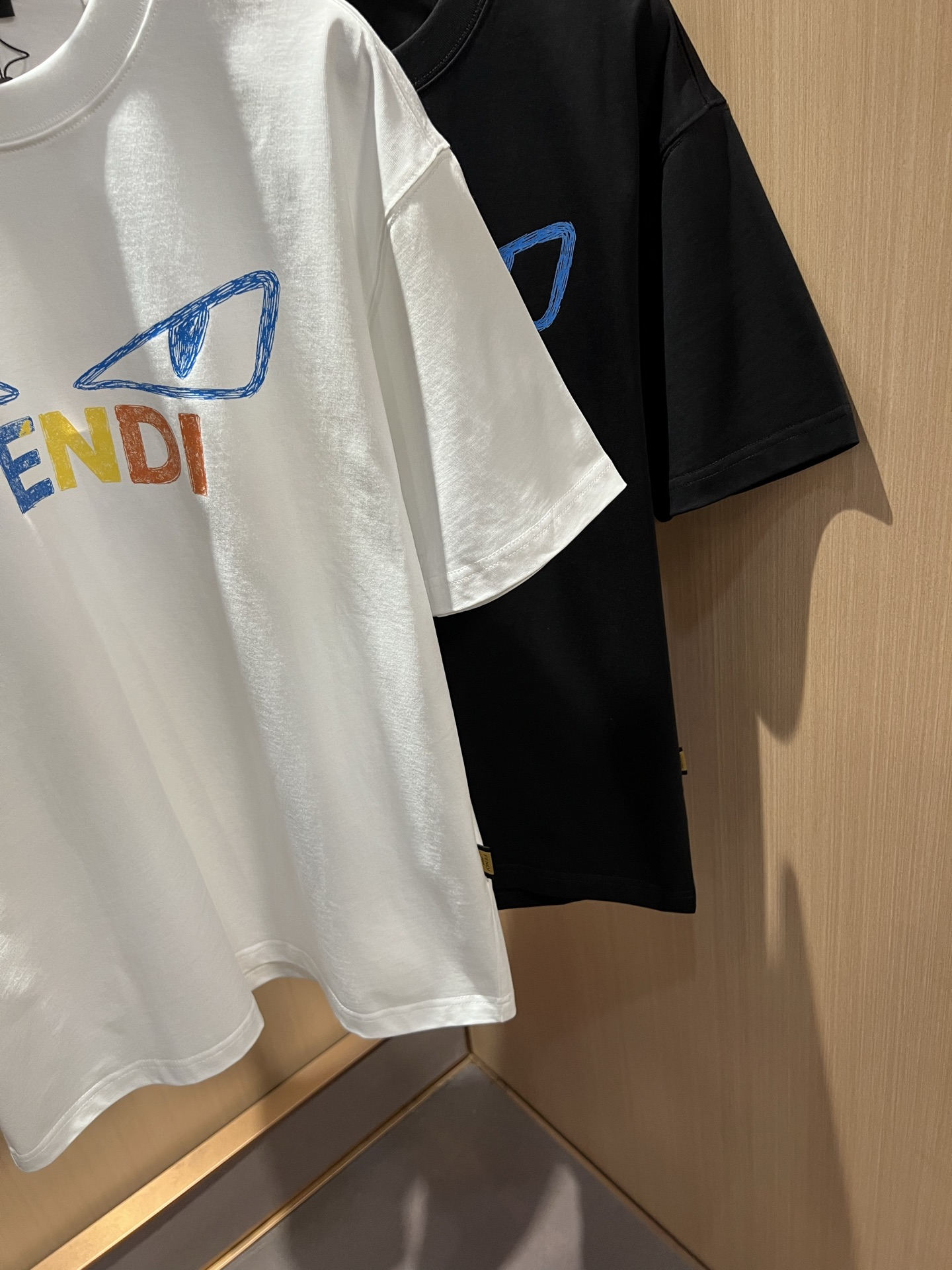 FEN*I 芬*迪2026春夏新款FD家族FF男女同款👫T恤,男女同款👫百搭极简短袖。意大利原厂订单,FD家族人气单品, FEN*I 芬*迪2026春夏新款FD家族FF男女同款👫T恤,男女同款👫百搭极简短袖。意大利原厂订单,FD家族人气单品,