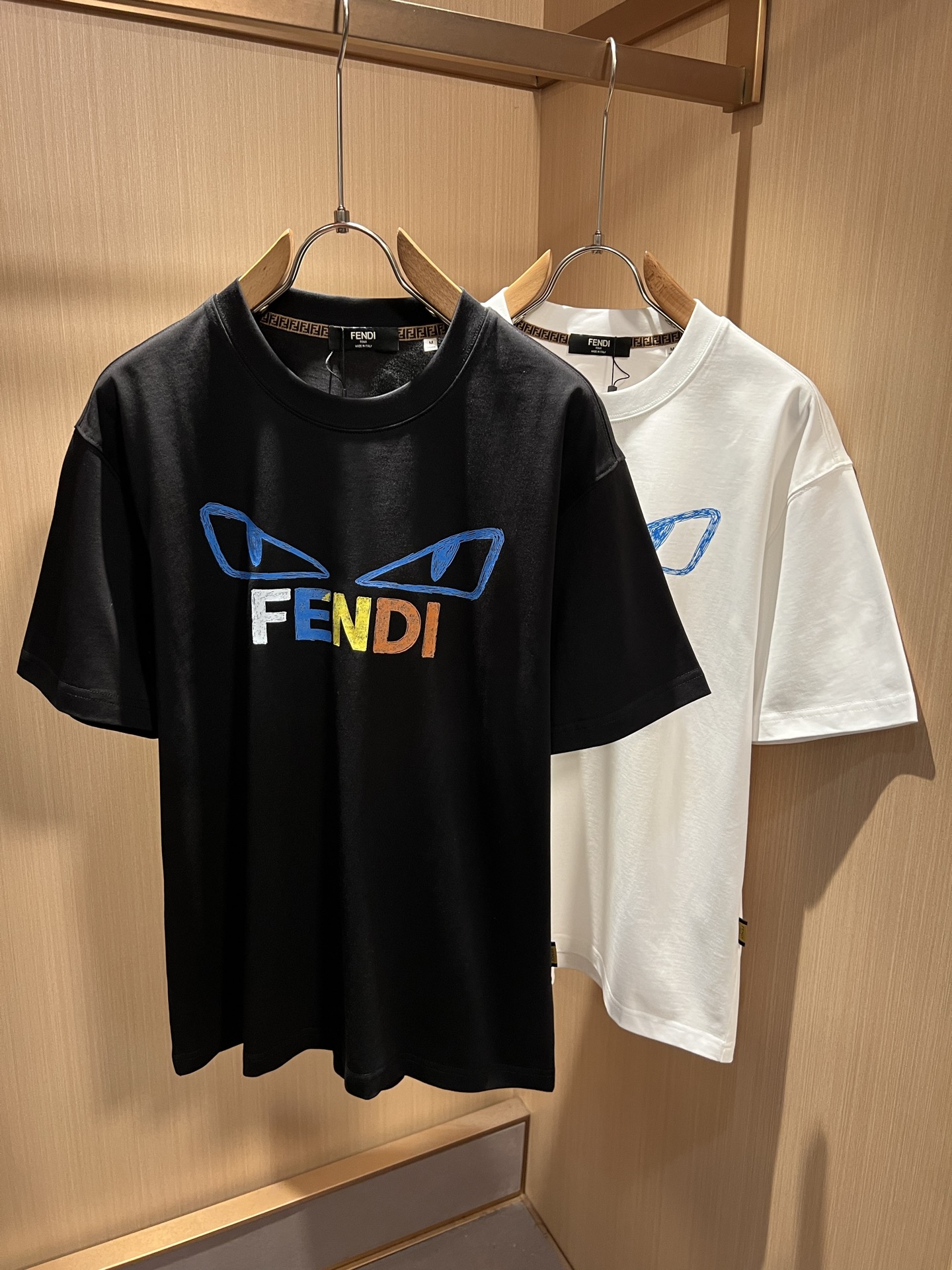 FEN*I 芬*迪2026春夏新款FD家族FF男女同款👫T恤,男女同款👫百搭极简短袖。意大利原厂订单,FD家族人气单品, FEN*I 芬*迪2026春夏新款FD家族FF男女同款👫T恤,男女同款👫百搭极简短袖。意大利原厂订单,FD家族人气单品,