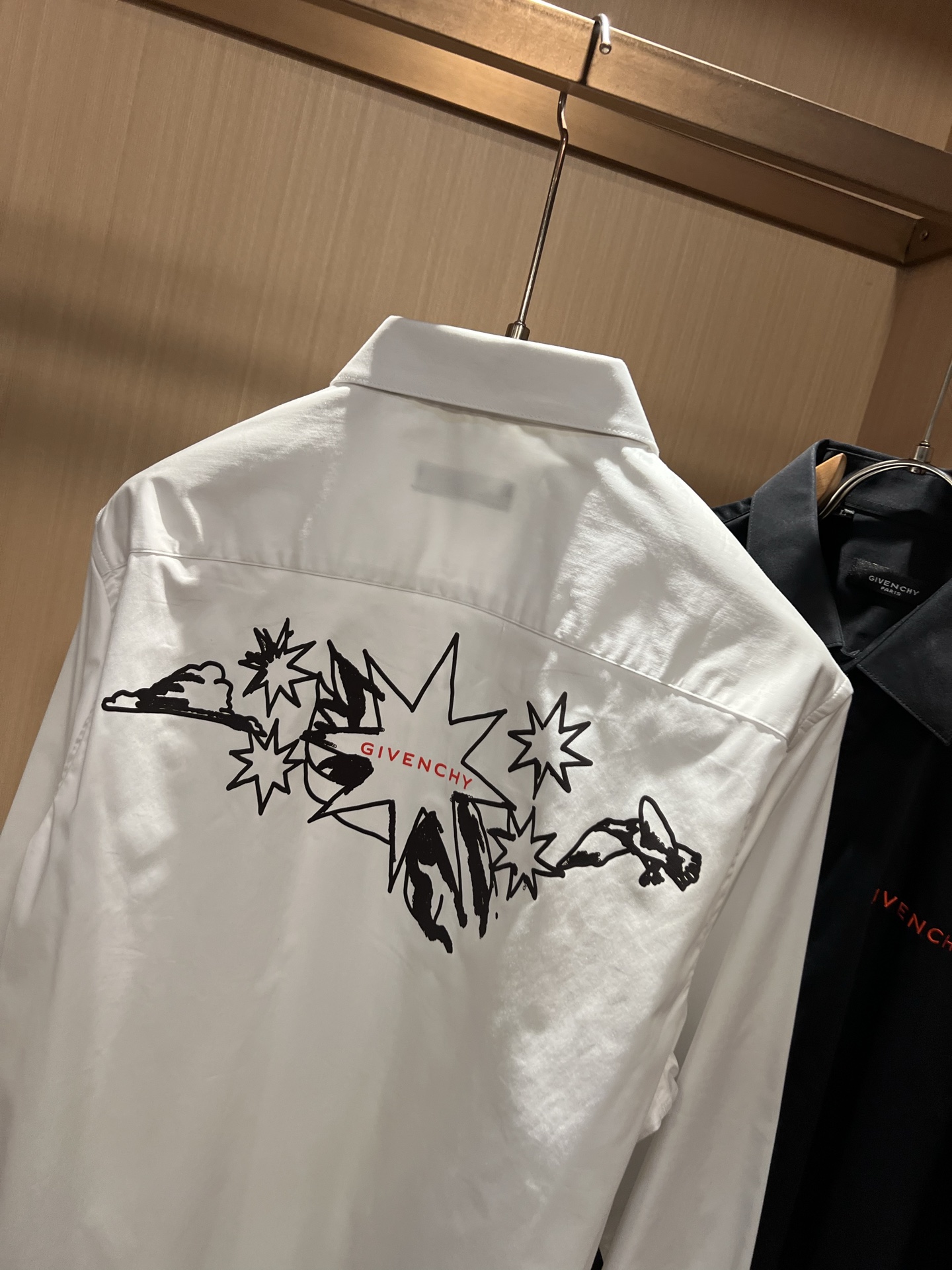 Giv*chy/纪*希2026秋冬新款男士衬衣,主创时尚注入了全新时尚能量。通过探索各种题材和性感魅力,极具辨识度,引领 Giv*chy/纪*希2026秋冬新款男士衬衣,主创时尚注入了全新时尚能量。通过探索各种题材和性感魅力,极具辨识度,引领