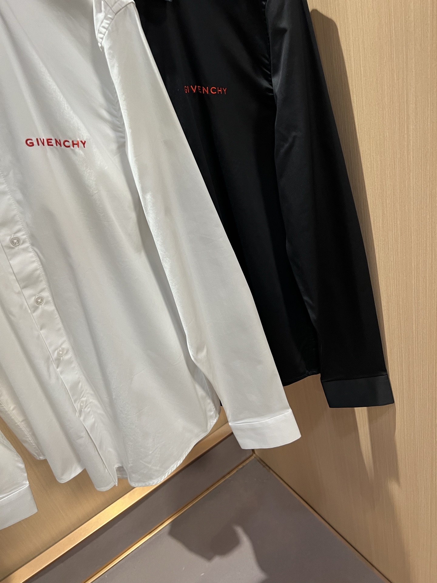Giv*chy/纪*希2026秋冬新款男士衬衣,主创时尚注入了全新时尚能量。通过探索各种题材和性感魅力,极具辨识度,引领 Giv*chy/纪*希2026秋冬新款男士衬衣,主创时尚注入了全新时尚能量。通过探索各种题材和性感魅力,极具辨识度,引领