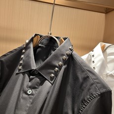 VALENTI*O华伦*奴~柜台款、2026秋冬新款衬衣,领口柳丁标志logo设计!简单时尚而年轻,百搭风格,上身感很年 VALENTI*O华伦*奴~柜台款、2026秋冬新款衬衣,领口柳丁标志logo设计!简单时尚而年轻,百搭风格,上身感很年