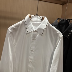 VALENTI*O华伦*奴~柜台款、2026秋冬新款衬衣,领口柳丁标志logo设计!简单时尚而年轻,百搭风格,上身感很年 VALENTI*O华伦*奴~柜台款、2026秋冬新款衬衣,领口柳丁标志logo设计!简单时尚而年轻,百搭风格,上身感很年