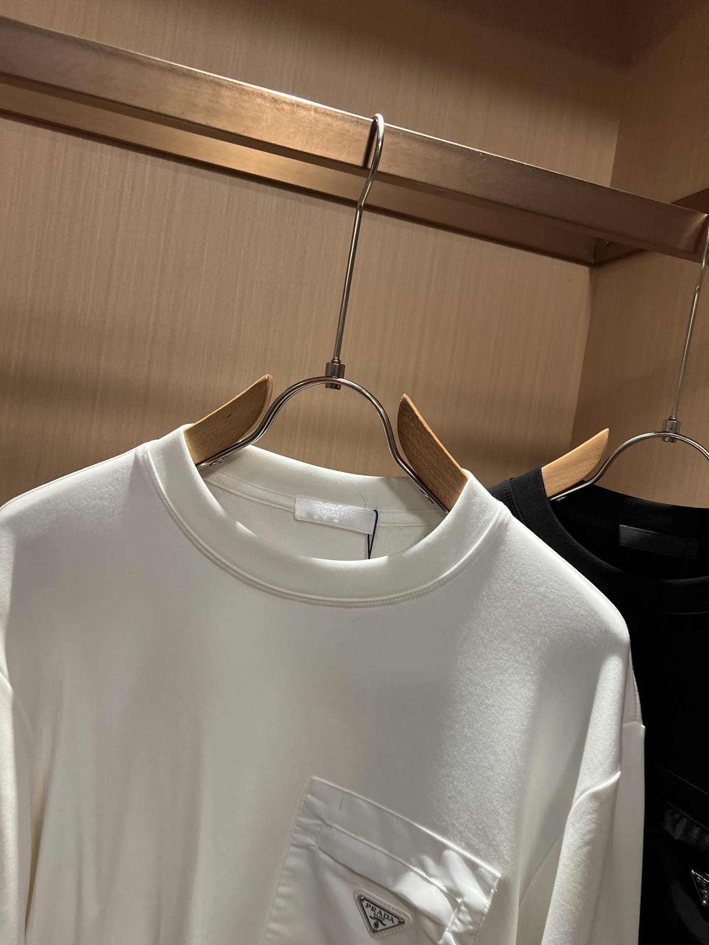 PRAD*A普*达2026秋冬新款男士长袖打底衫，最新款全网独家首上！！~既经典有时尚百搭，谁不爱啊，将经典再次展现，非