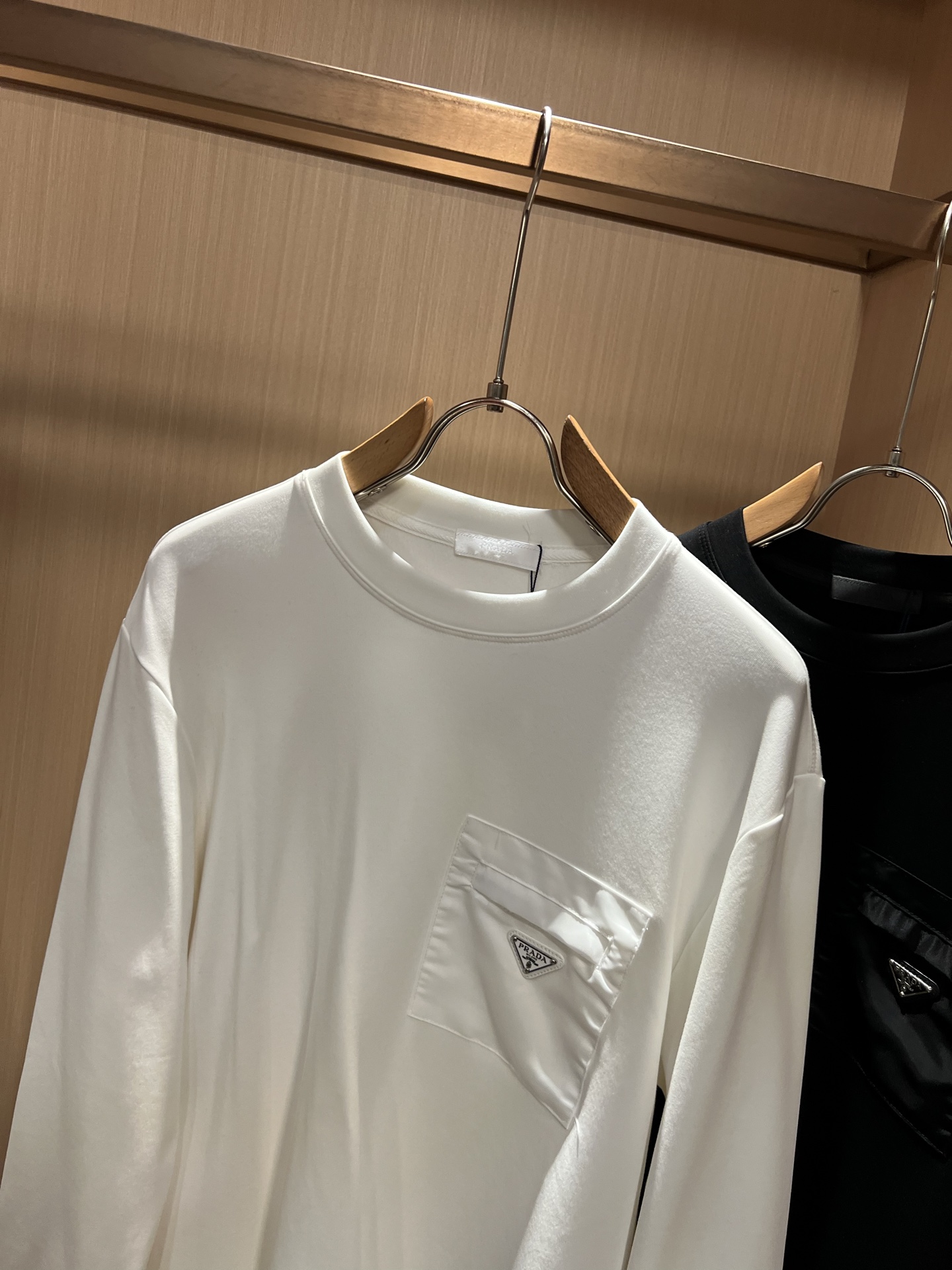 PRAD*A普*达2026秋冬新款男士长袖打底衫，最新款全网独家首上！！~既经典有时尚百搭，谁不爱啊，将经典再次展现，非