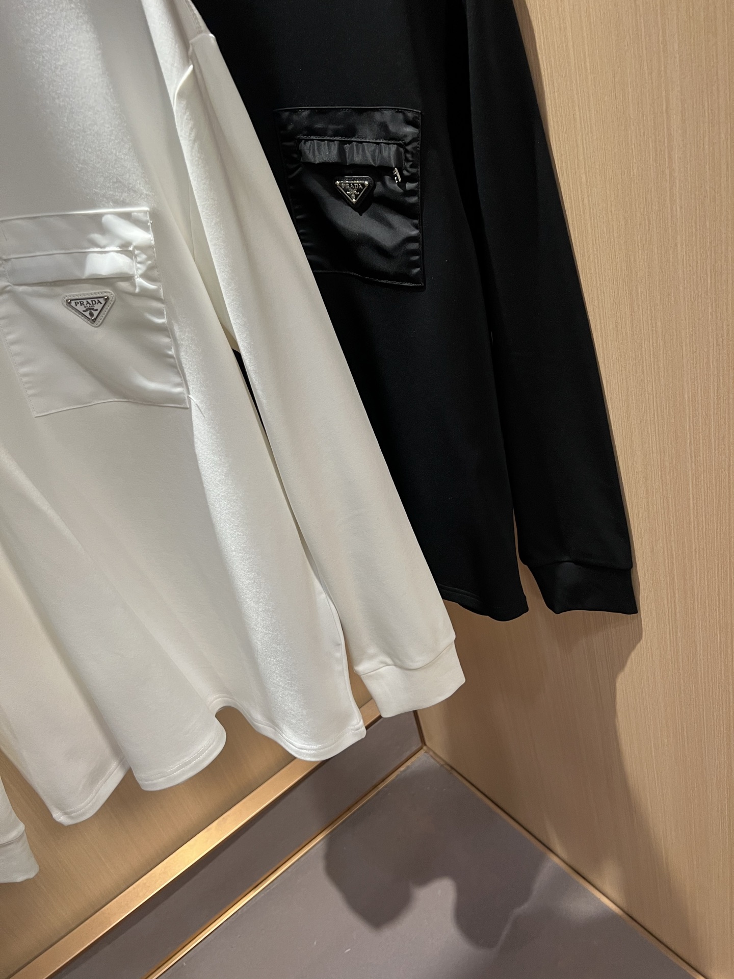 PRAD*A普*达2026秋冬新款男士长袖打底衫，最新款全网独家首上！！~既经典有时尚百搭，谁不爱啊，将经典再次展现，非
