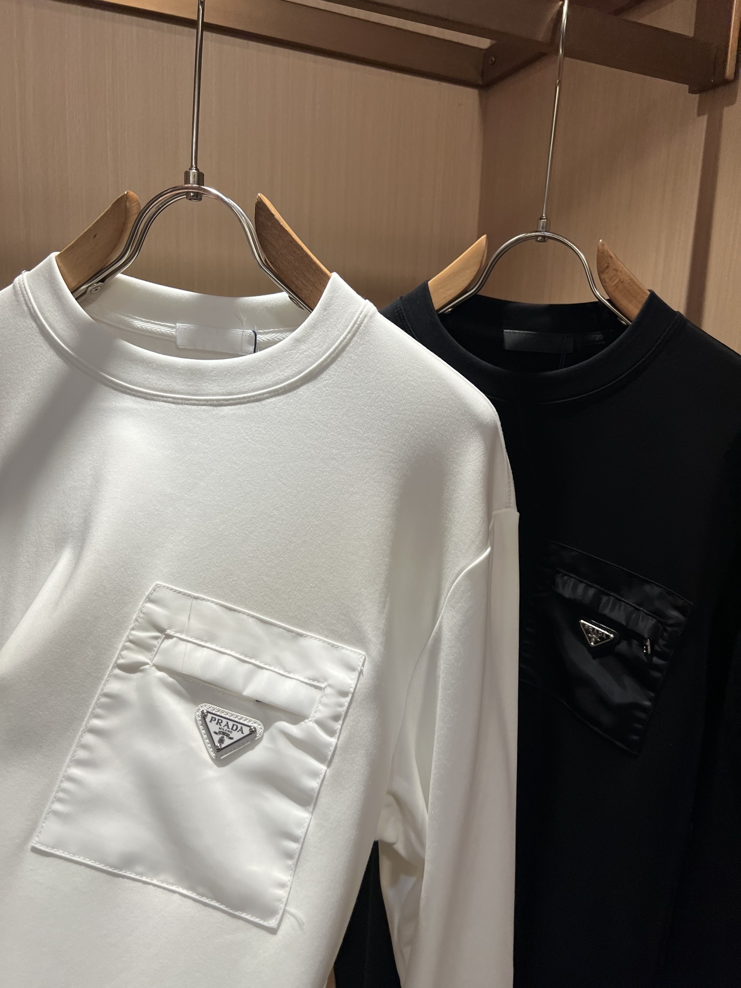PRAD*A普*达2026秋冬新款男士长袖打底衫，最新款全网独家首上！！~既经典有时尚百搭，谁不爱啊，将经典再次展现，非