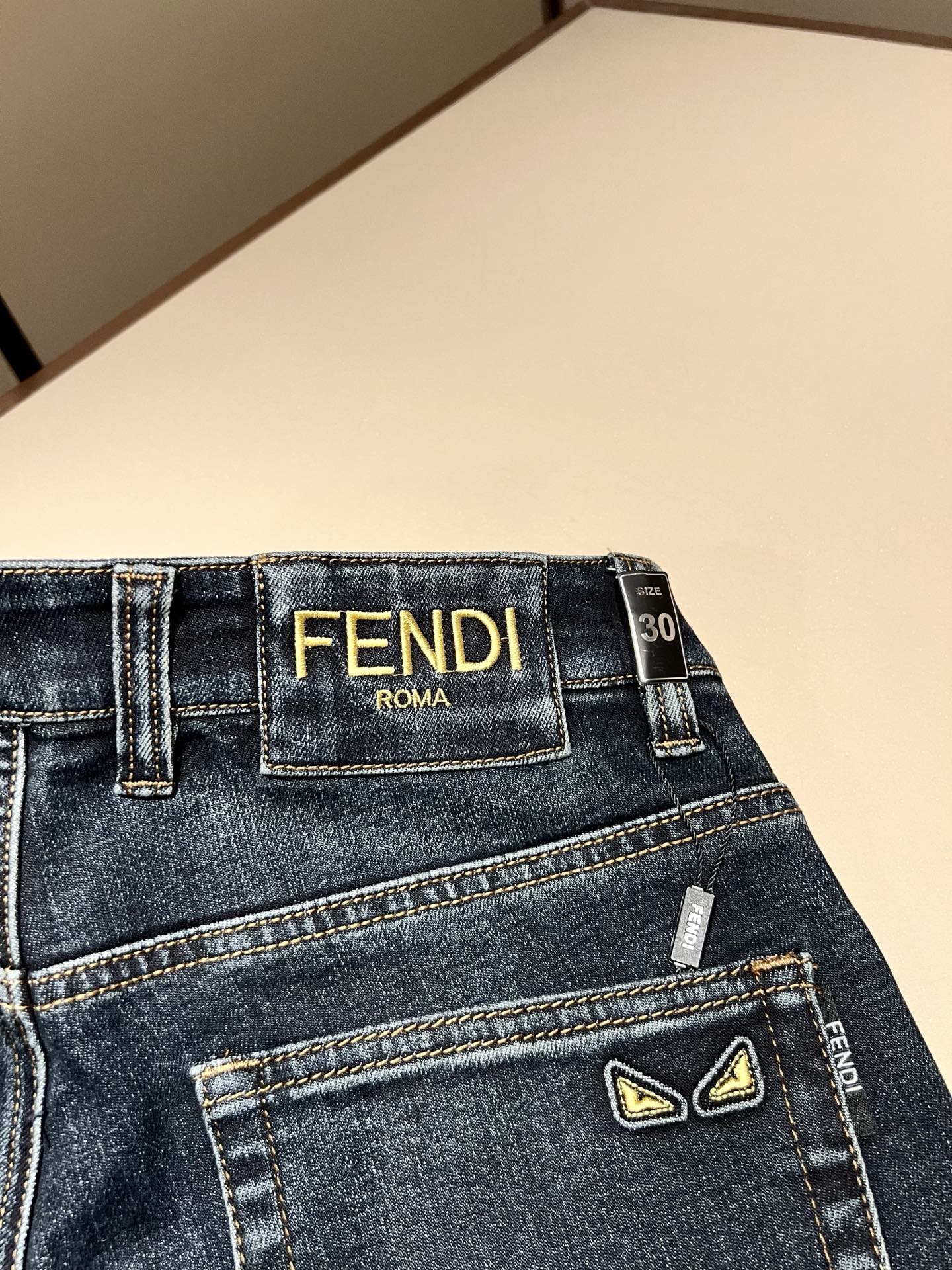 FEN*I 芬*迪2026秋冬新款FD家休闲牛仔裤!意大利原厂订单,FD家族人气单品,代表性十足,规格感十足的精品,所有 FEN*I 芬*迪2026秋冬新款FD家休闲牛仔裤!意大利原厂订单,FD家族人气单品,代表性十足,规格感十足的精品,所有