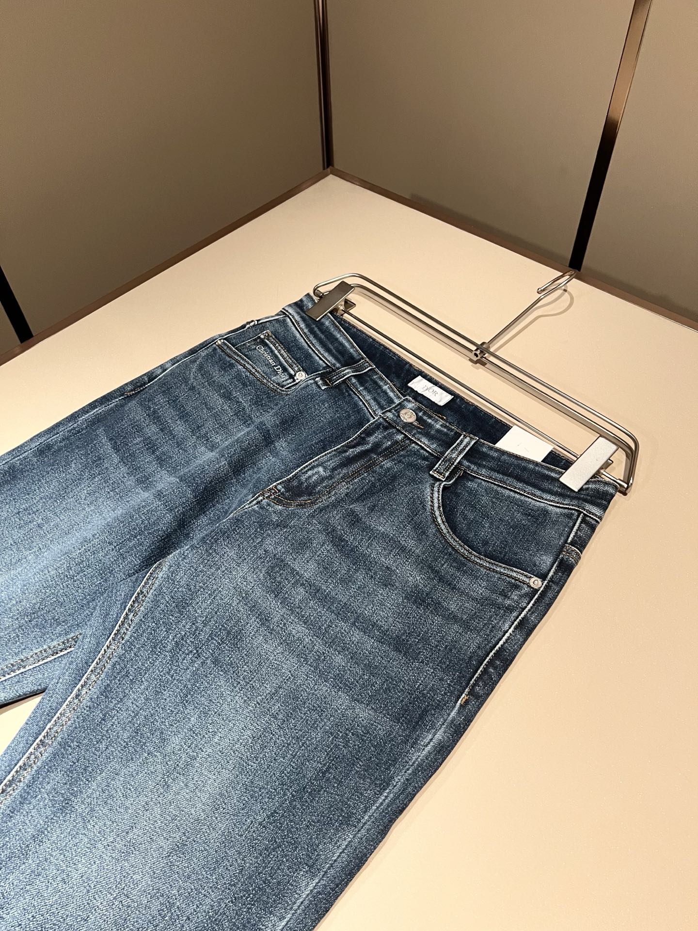 Dio*r 迪家 2026秋冬男士水洗小直筒牛仔裤!贸易公司渠道牛货,品相超赞,时尚圈万能的百搭裤王,欧美街拍中高频穿搭 Dio*r 迪家 2026秋冬男士水洗小直筒牛仔裤!贸易公司渠道牛货,品相超赞,时尚圈万能的百搭裤王,欧美街拍中高频穿搭