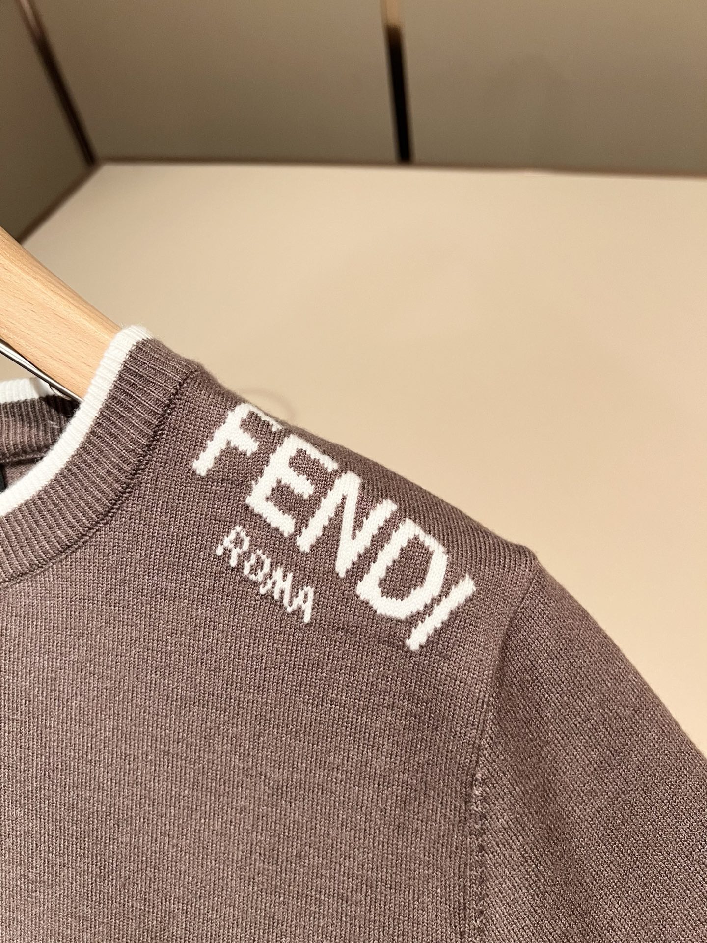 FEN*I 芬*迪 2026秋冬新款FD家族男女同款针织羊毛衫,男女同款👫百搭。意大利原厂订单,FD家族人气单品,代表性 FEN*I 芬*迪 2026秋冬新款FD家族男女同款针织羊毛衫,男女同款👫百搭。意大利原厂订单,FD家族人气单品,代表性