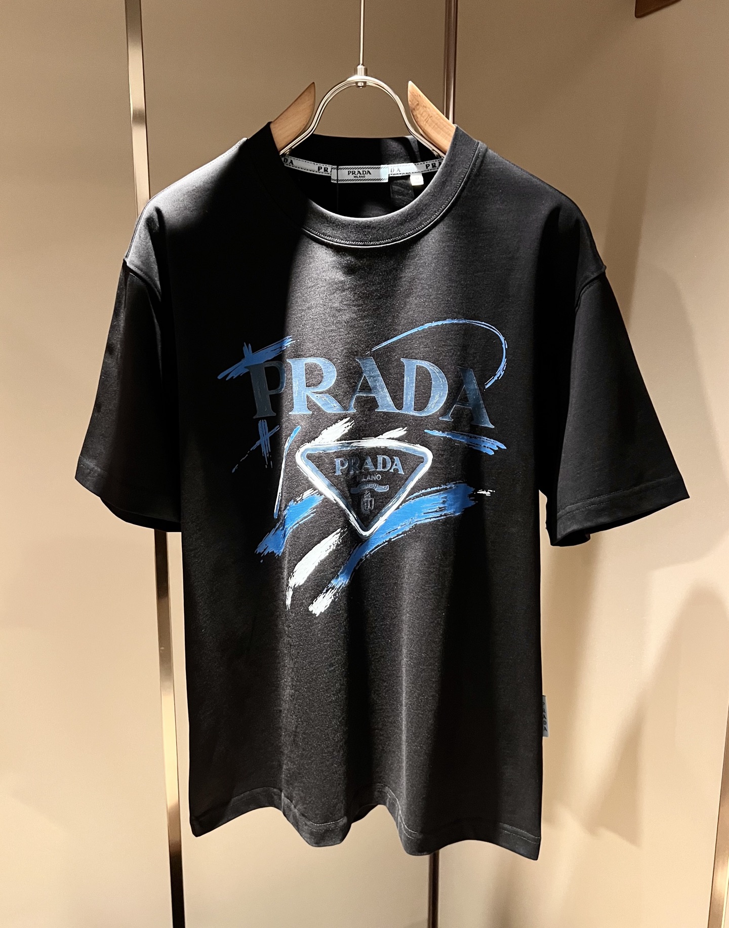 PRAD*A普*达2026春夏新款男女同款👫短袖T恤，最新款全网独家首上！！~既经典有时尚百搭，谁不爱啊，将经典再次展现