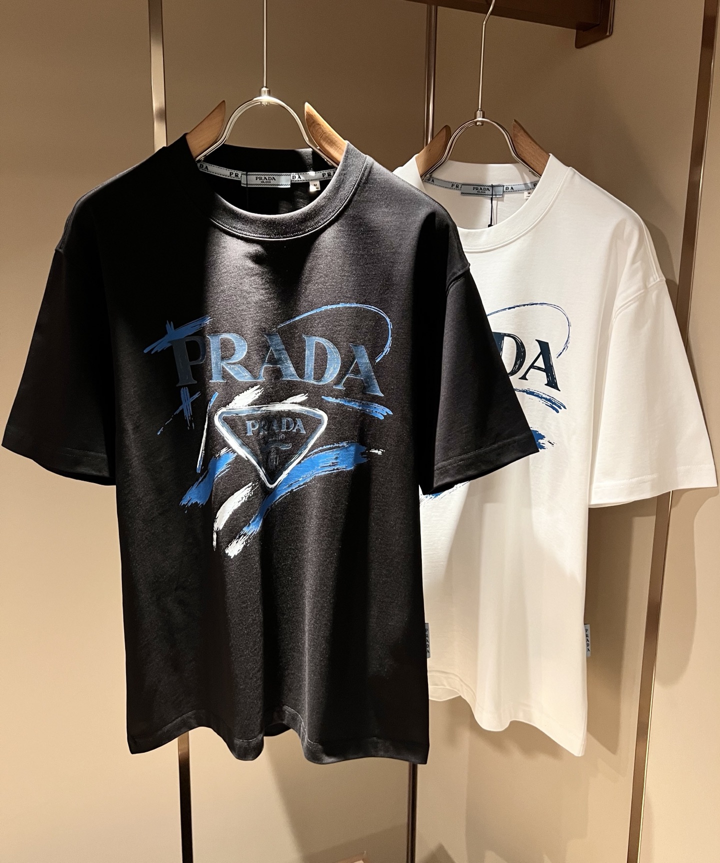 PRAD*A普*达2026春夏新款男女同款👫短袖T恤，最新款全网独家首上！！~既经典有时尚百搭，谁不爱啊，将经典再次展现