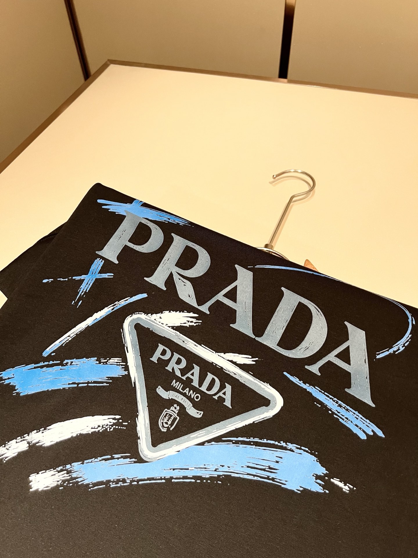 PRAD*A普*达2026春夏新款男女同款👫短袖T恤，最新款全网独家首上！！~既经典有时尚百搭，谁不爱啊，将经典再次展现