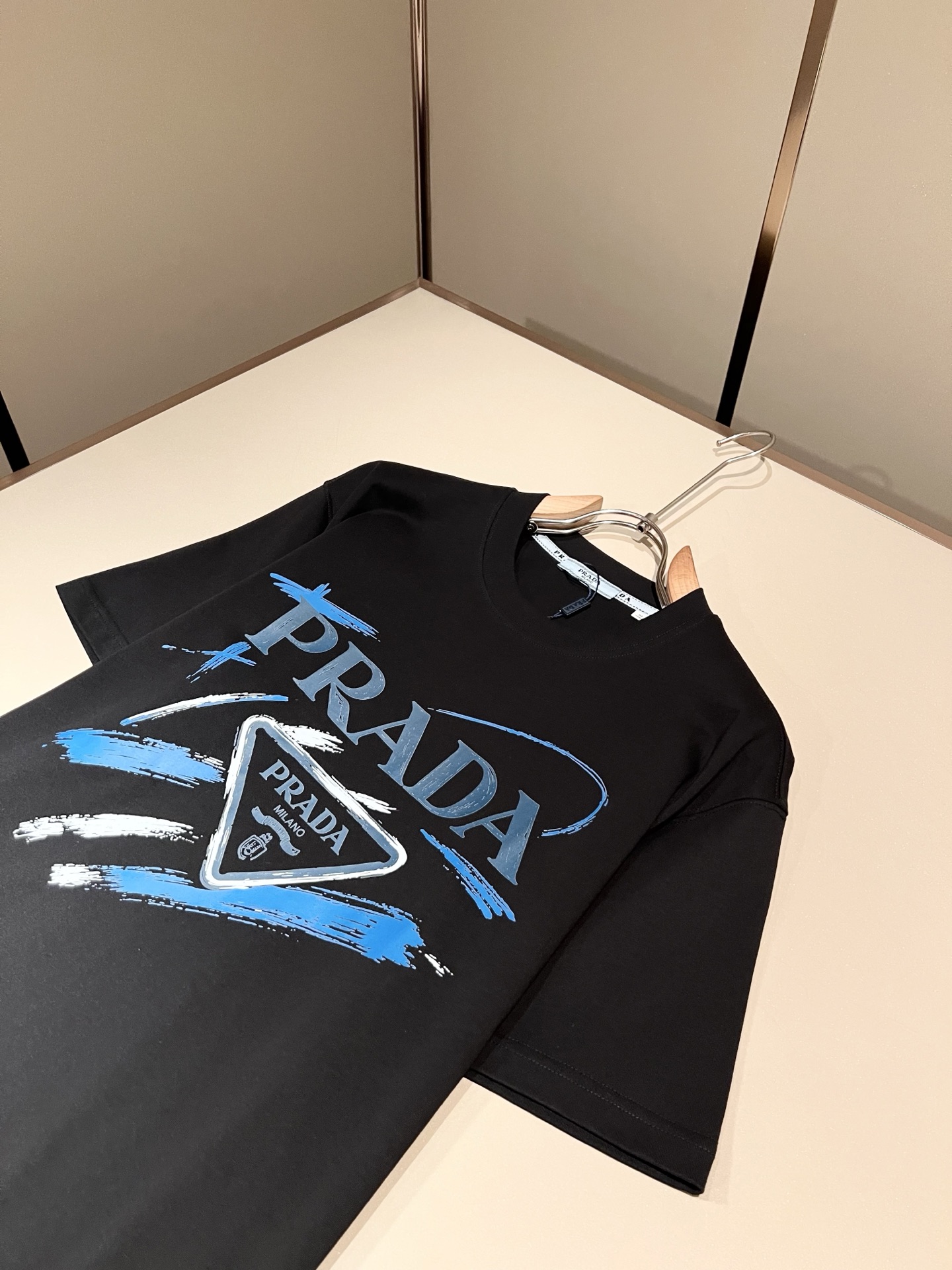 PRAD*A普*达2026春夏新款男女同款👫短袖T恤，最新款全网独家首上！！~既经典有时尚百搭，谁不爱啊，将经典再次展现