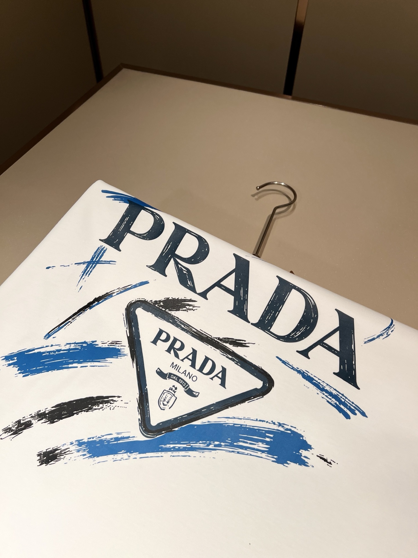 PRAD*A普*达2026春夏新款男女同款👫短袖T恤，最新款全网独家首上！！~既经典有时尚百搭，谁不爱啊，将经典再次展现