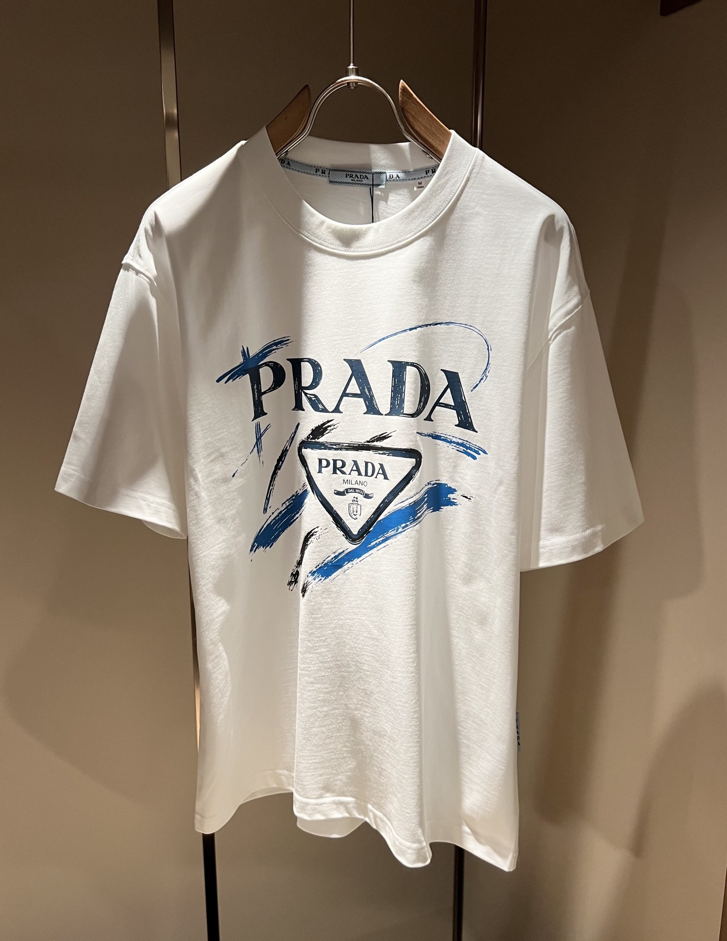 PRAD*A普*达2026春夏新款男女同款👫短袖T恤，最新款全网独家首上！！~既经典有时尚百搭，谁不爱啊，将经典再次展现