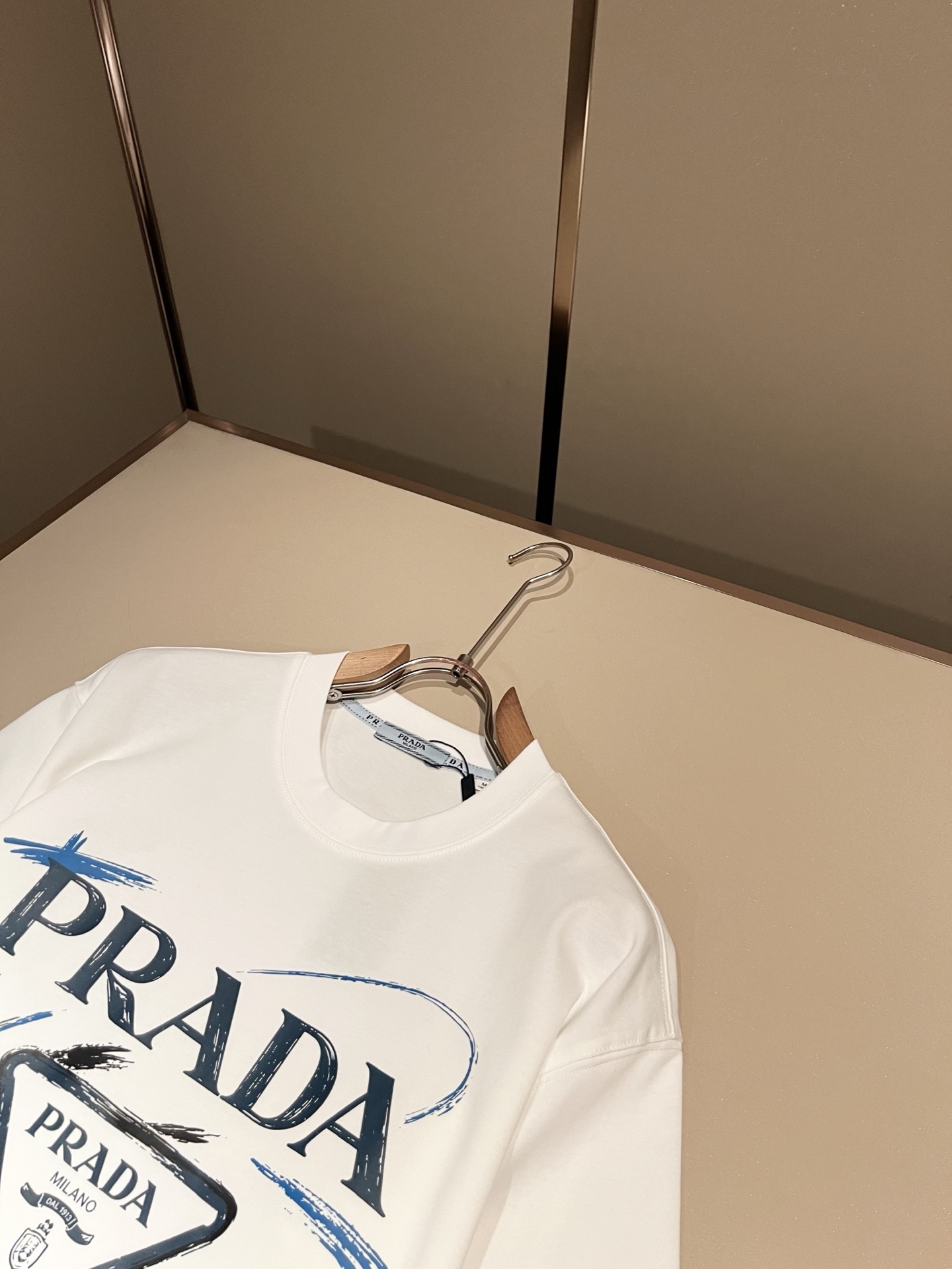 PRAD*A普*达2026春夏新款男女同款👫短袖T恤，最新款全网独家首上！！~既经典有时尚百搭，谁不爱啊，将经典再次展现