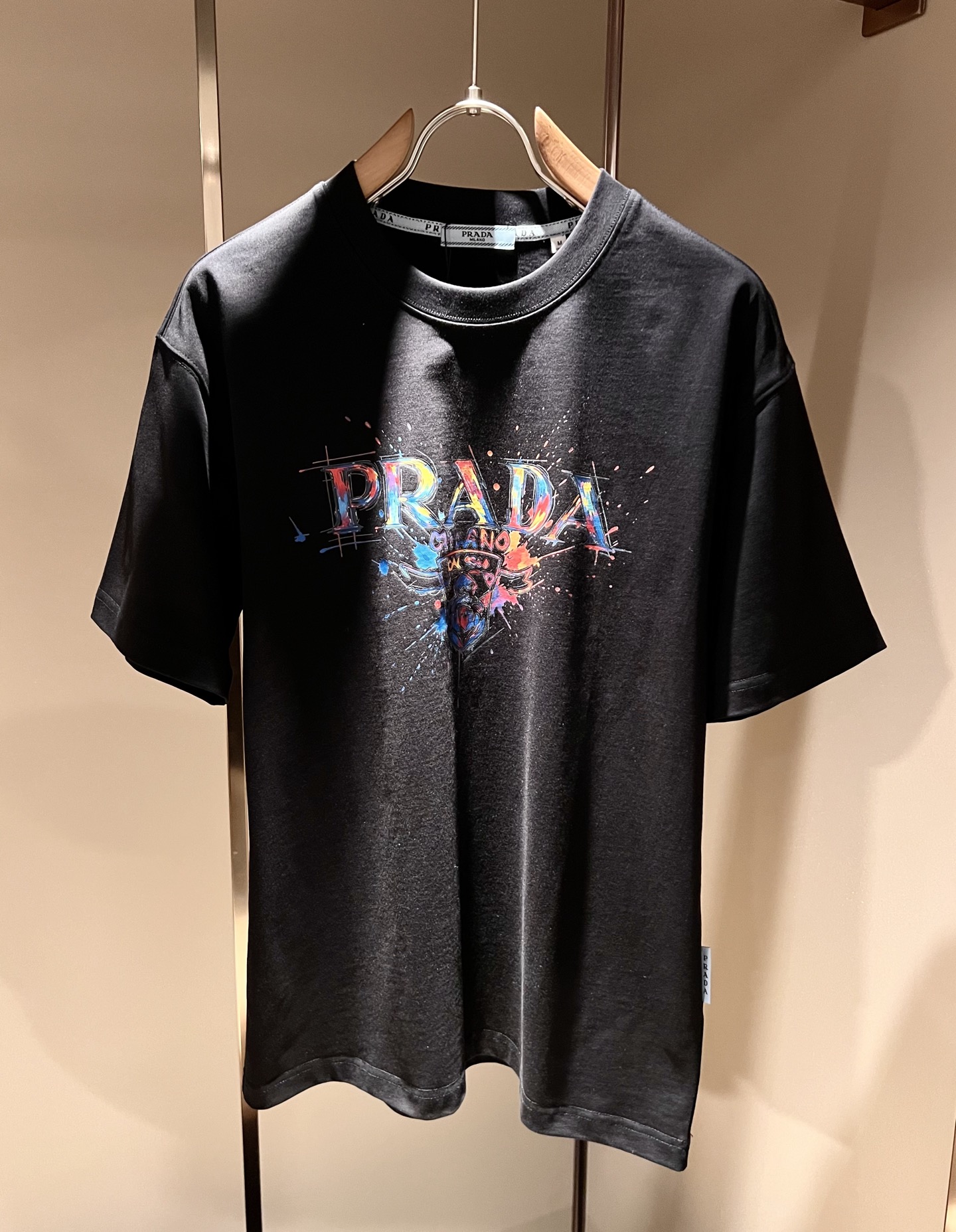 PRAD*A普*达2026春夏新款男女同款👫短袖T恤,最新款全网独家首上!!~既经典有时尚百搭,谁不爱啊,将经典再次展现 PRAD*A普*达2026春夏新款男女同款👫短袖T恤,最新款全网独家首上!!~既经典有时尚百搭,谁不爱啊,将经典再次展现