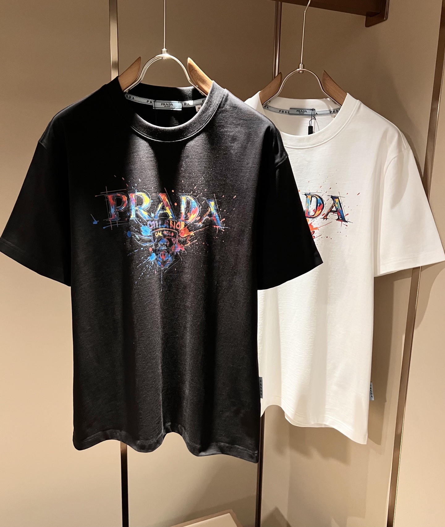 PRAD*A普*达2026春夏新款男女同款👫短袖T恤,最新款全网独家首上!!~既经典有时尚百搭,谁不爱啊,将经典再次展现 PRAD*A普*达2026春夏新款男女同款👫短袖T恤,最新款全网独家首上!!~既经典有时尚百搭,谁不爱啊,将经典再次展现