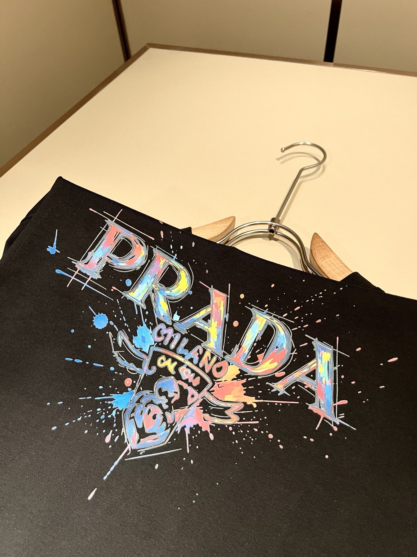 PRAD*A普*达2026春夏新款男女同款👫短袖T恤,最新款全网独家首上!!~既经典有时尚百搭,谁不爱啊,将经典再次展现 PRAD*A普*达2026春夏新款男女同款👫短袖T恤,最新款全网独家首上!!~既经典有时尚百搭,谁不爱啊,将经典再次展现