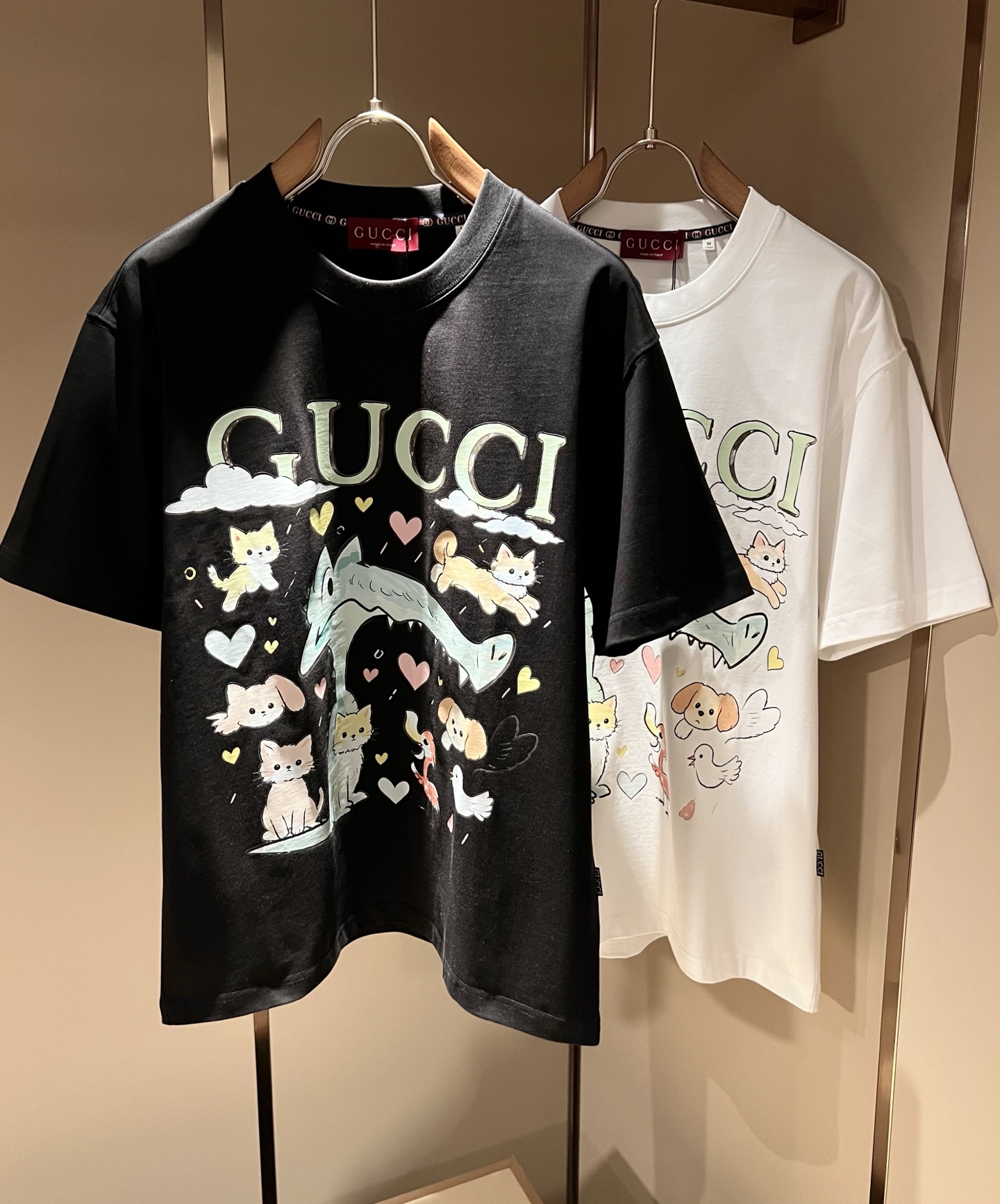Gucc*古家 2026春夏新款男女同情侣款👫休闲宽松棉质圆领短袖T恤衫！贸易公司渠道稀出，同步官网发售 ！     2