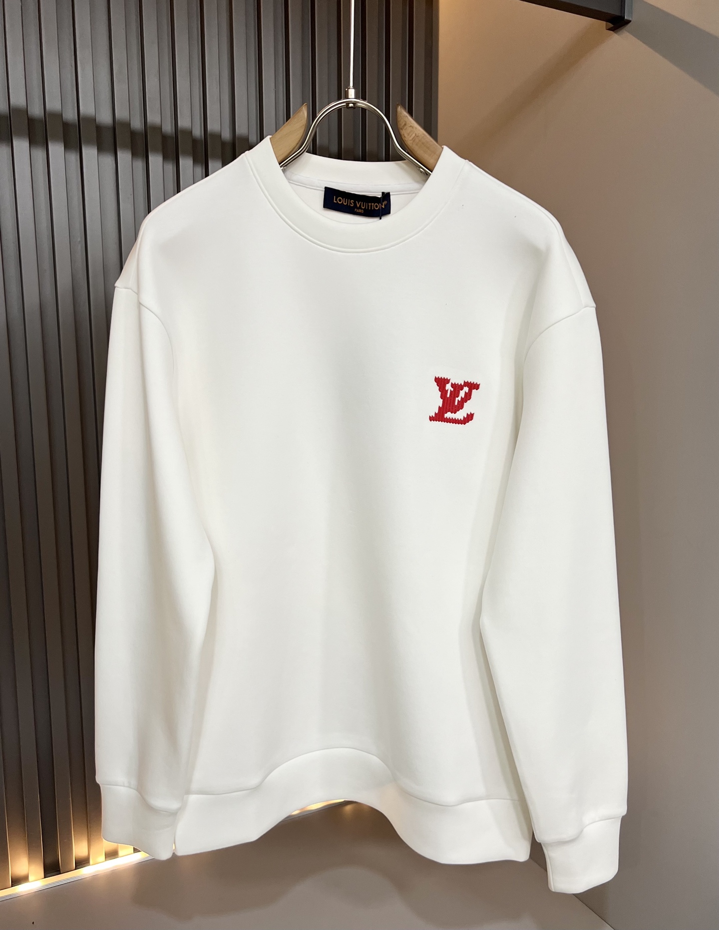 LouisVuitt*路易*登 2026秋冬全新系列单品上线，非常时髦前卫的一款男女同款👫长袖卫衣，胸前标识logo刺绣