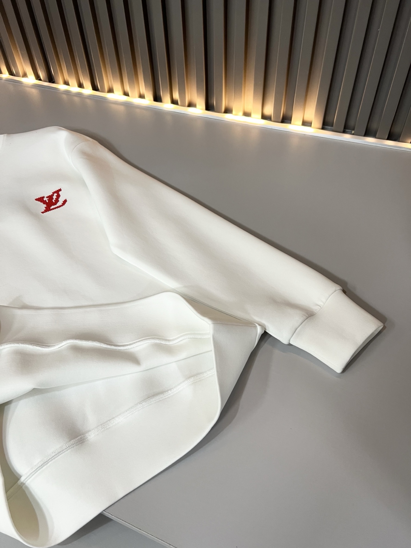LouisVuitt*路易*登 2026秋冬全新系列单品上线，非常时髦前卫的一款男女同款👫长袖卫衣，胸前标识logo刺绣
