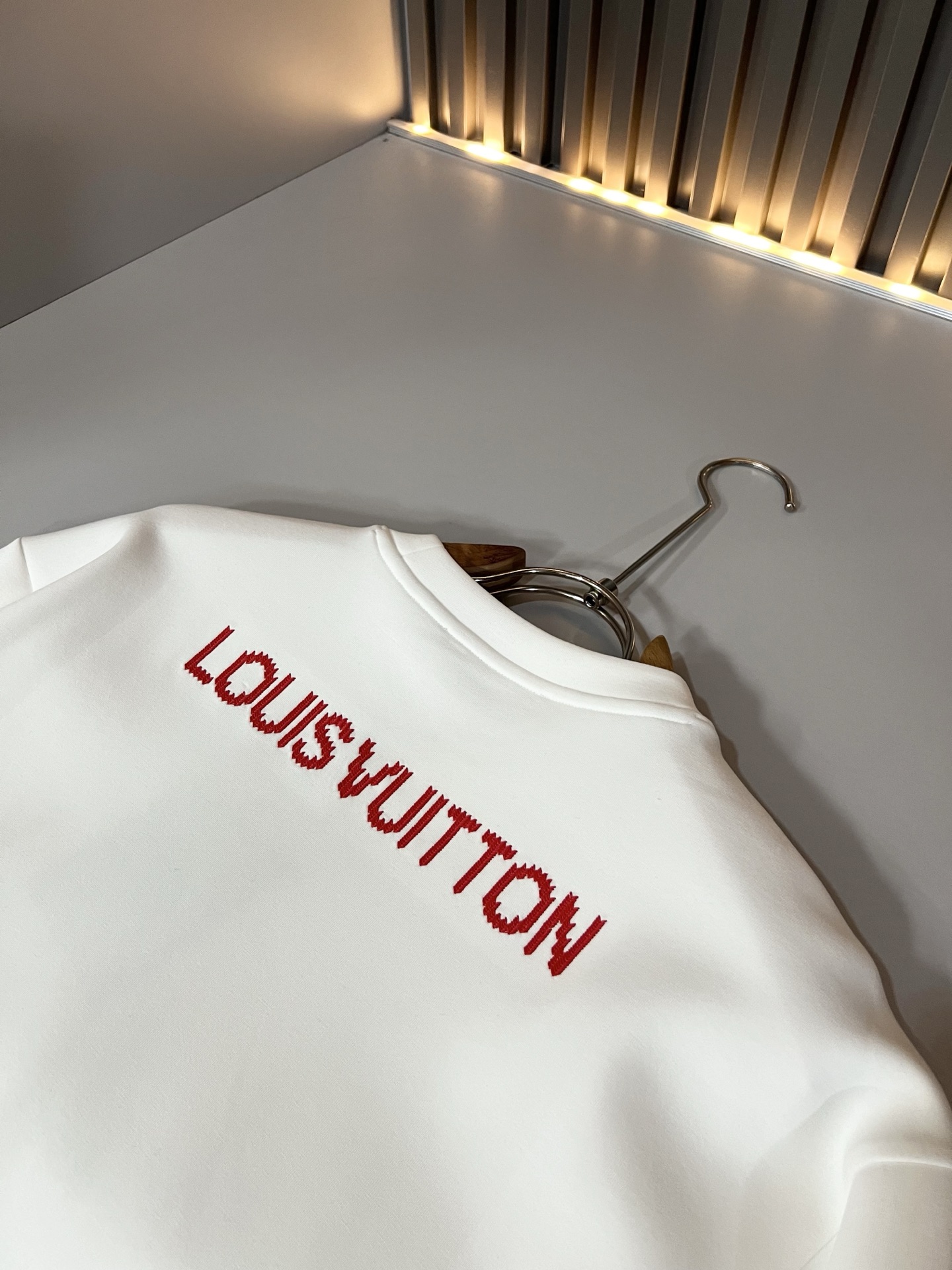 LouisVuitt*路易*登 2026秋冬全新系列单品上线，非常时髦前卫的一款男女同款👫长袖卫衣，胸前标识logo刺绣