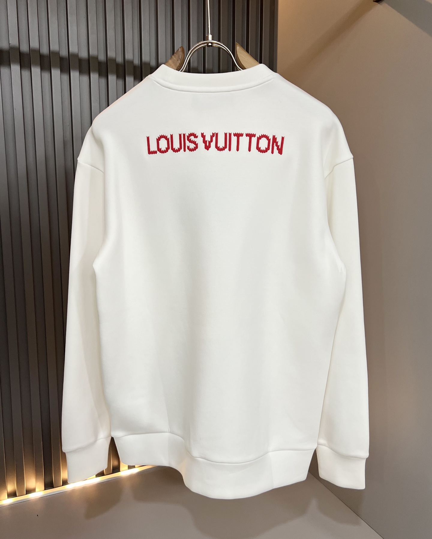 LouisVuitt*路易*登 2026秋冬全新系列单品上线，非常时髦前卫的一款男女同款👫长袖卫衣，胸前标识logo刺绣